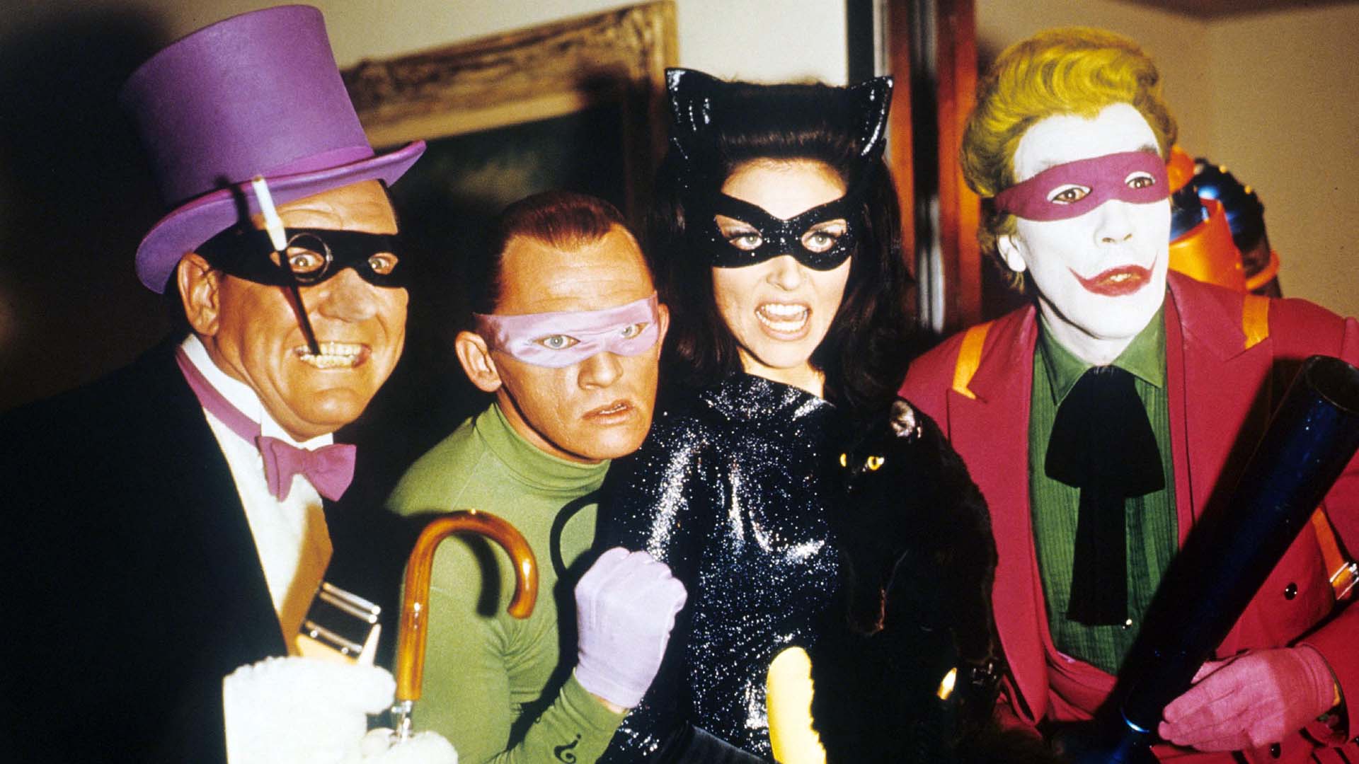 Burgess Meredith, con Frank Gorshin, Lee Meriwether y César Romero; o el Pingüino, junto al Acertijo, Gatúbela y el Guasón, en el detrás de escena de la serie de Batman, en 1966 (Foto: 20th Century Fox/Kobal/Shutterstock)