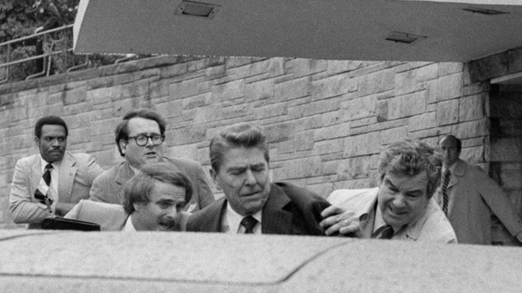Ronald Reagan salvó su vida por milagro el 30 marzo de 1981, a dos meses y diez días de jurar el cargo, cuando John Hinckley disparó seis veces su pistola calibre 22 contra el Presidente porque quería encandilar a la actriz Jodie Foster (AP)