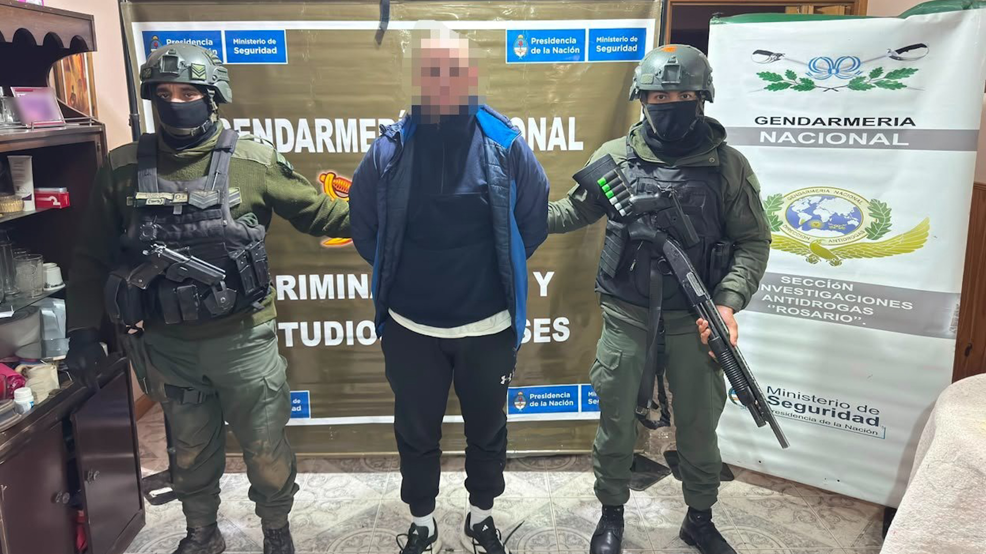 Enterr&oacute; 60 kilos de coca&iacute;na en el patio de su madre en Santa Fe y lo detuvieron: la mujer se desmay&oacute; en pleno operativo