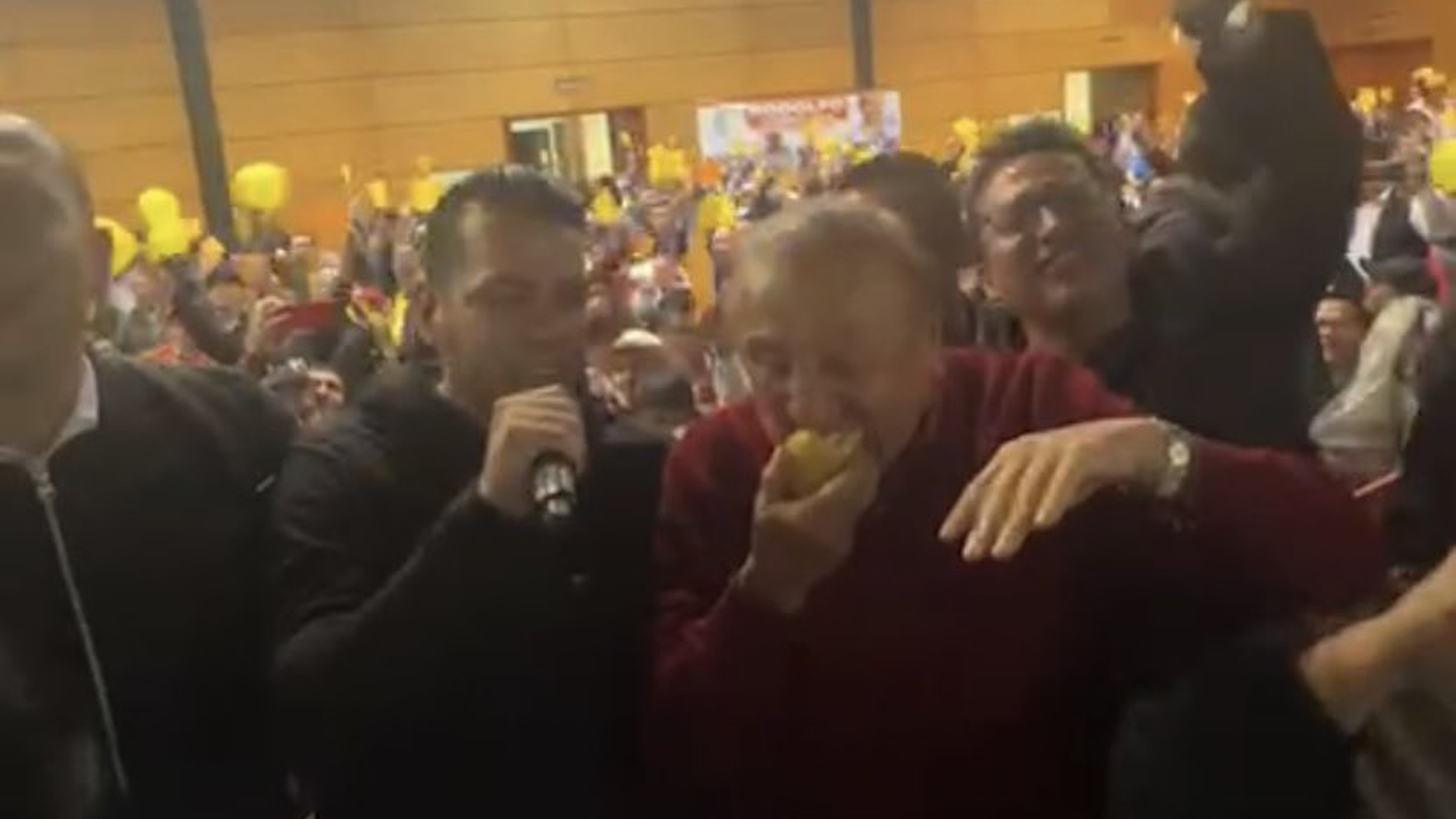 Rodolfo Hernández comía mango durante un en vivo de Instagram mientras los otros candidatos presidenciales participaban en un debate