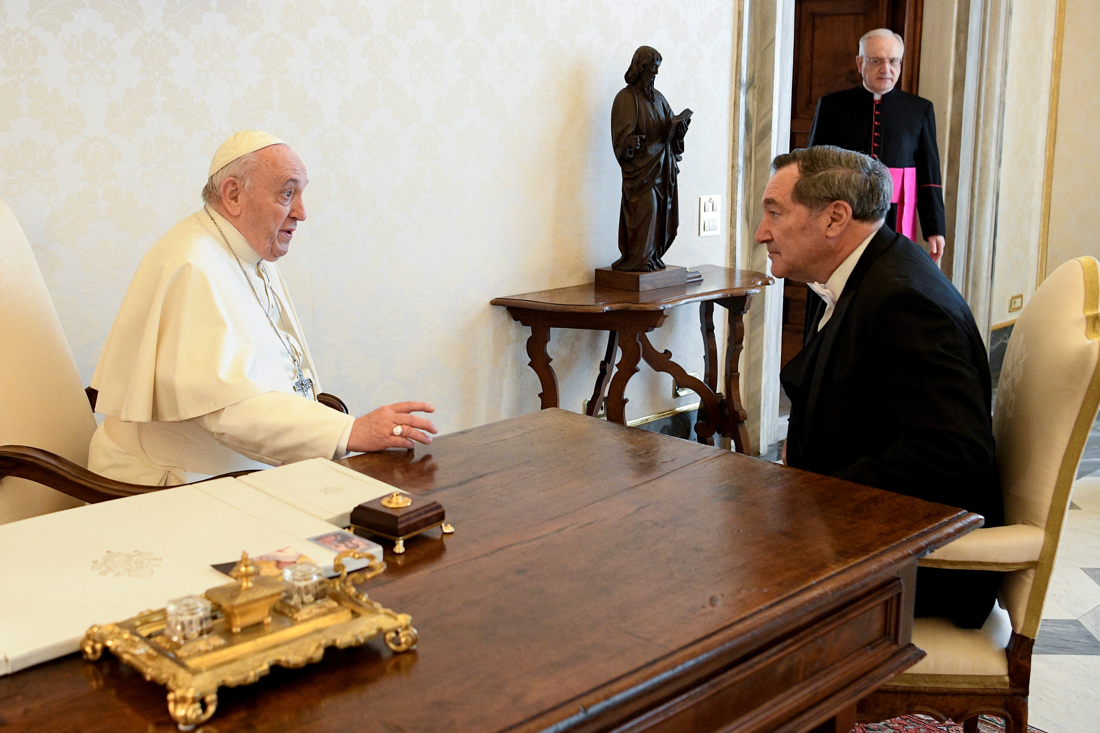 El embajador de EEUU en el Vaticano aseguró que “sería un momento extraordinario” para ver al papa Francisco orando en Kiev