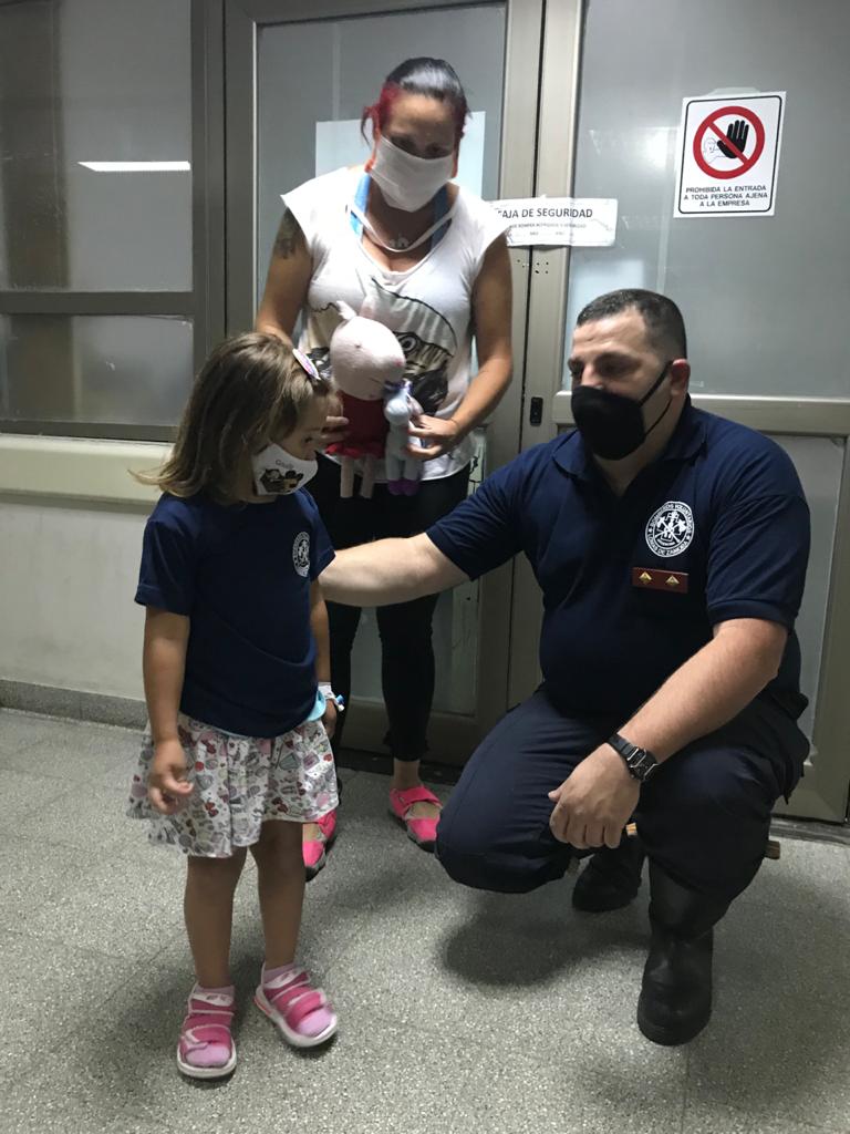 Héroes Anónimos Llegó A Un Cuartel De Bomberos Con Su Hija De 3 Años Desvanecida Y Pudieron 2381