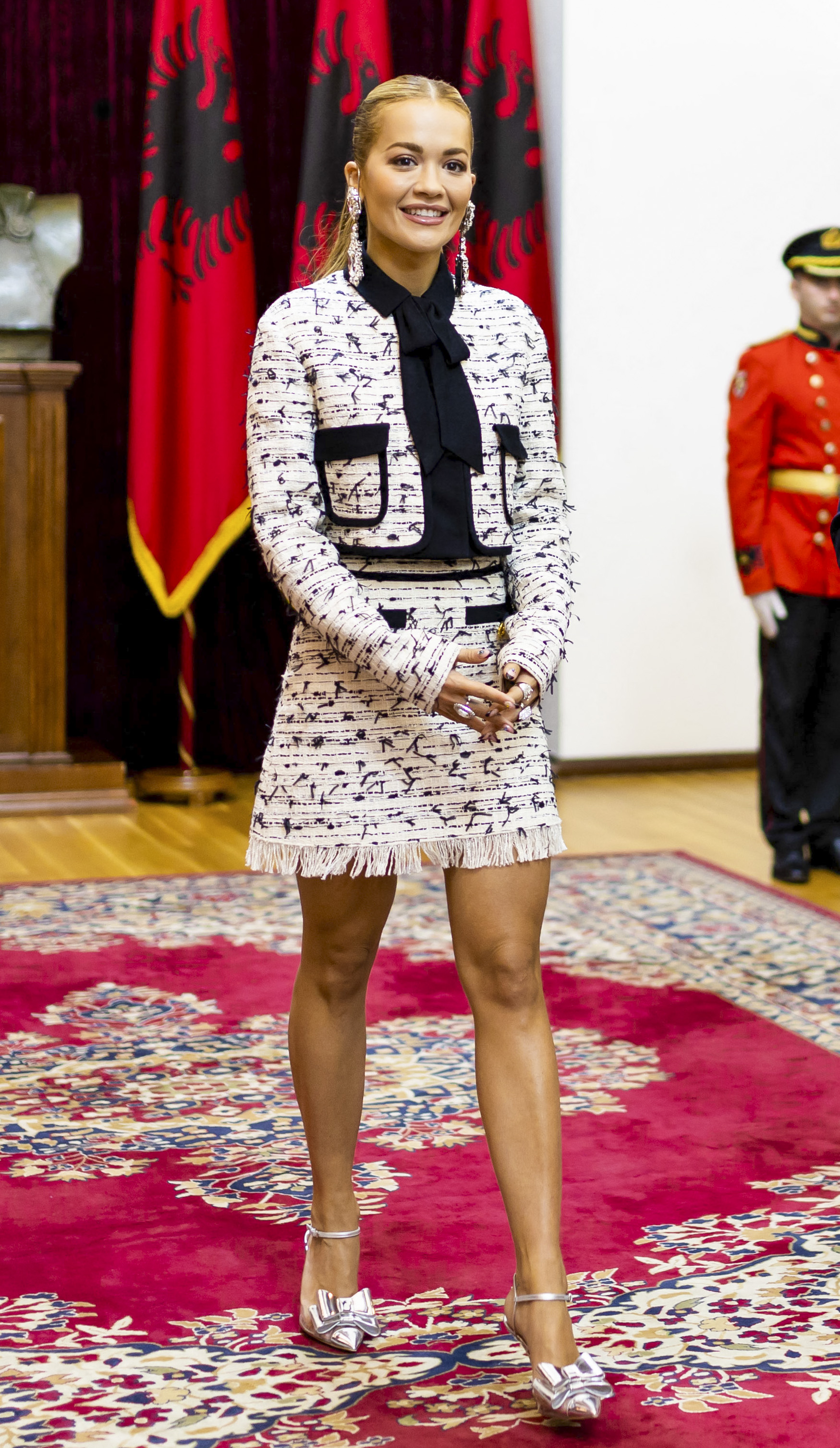 Rita Ora regresó a su país natal, Albania, para reunirse con el presidente Bajram Begaj. La actriz y su padre, Nick Ora, recibieron su condecoración "Naim Frashëri", un premio honorífico por sus actividades en el campo del arte. La cantante expresó su agradecimiento y orgullo en las redes sociales: "Hay algunas cosas en la vida que nunca olvidas, este viaje será una de ellas. Hoy ha sido un día irreal. Tuve el gran honor de que el presidente de Albania, el Sr. Bajram Begaj, me concediera la orden Naim Frashëri. Esto es algo que se otorga a los albaneses y ciudadanos extranjeros por sus valiosas obras y actividades en la ciencia, el arte y la cultura. Muchas gracias desde el fondo del corazón"