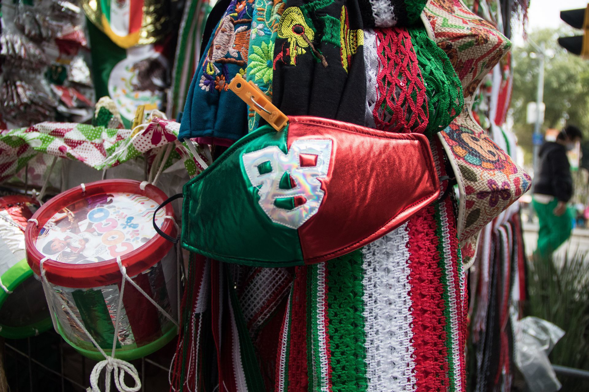 TOLUCA, ESTADO DE MÉXICO, 09SEPTIEMBRE2020.- Edificios como Palacio de Gobierno tienen luces tricolor como parte de los festejos patrios del mes de septiembre, las plazas y calles lucen coloridas figuras de los héroes de la Independencia. FOTO: CRISANTA ESPINOSA AGUILAR /CUARTOSCURO.COM