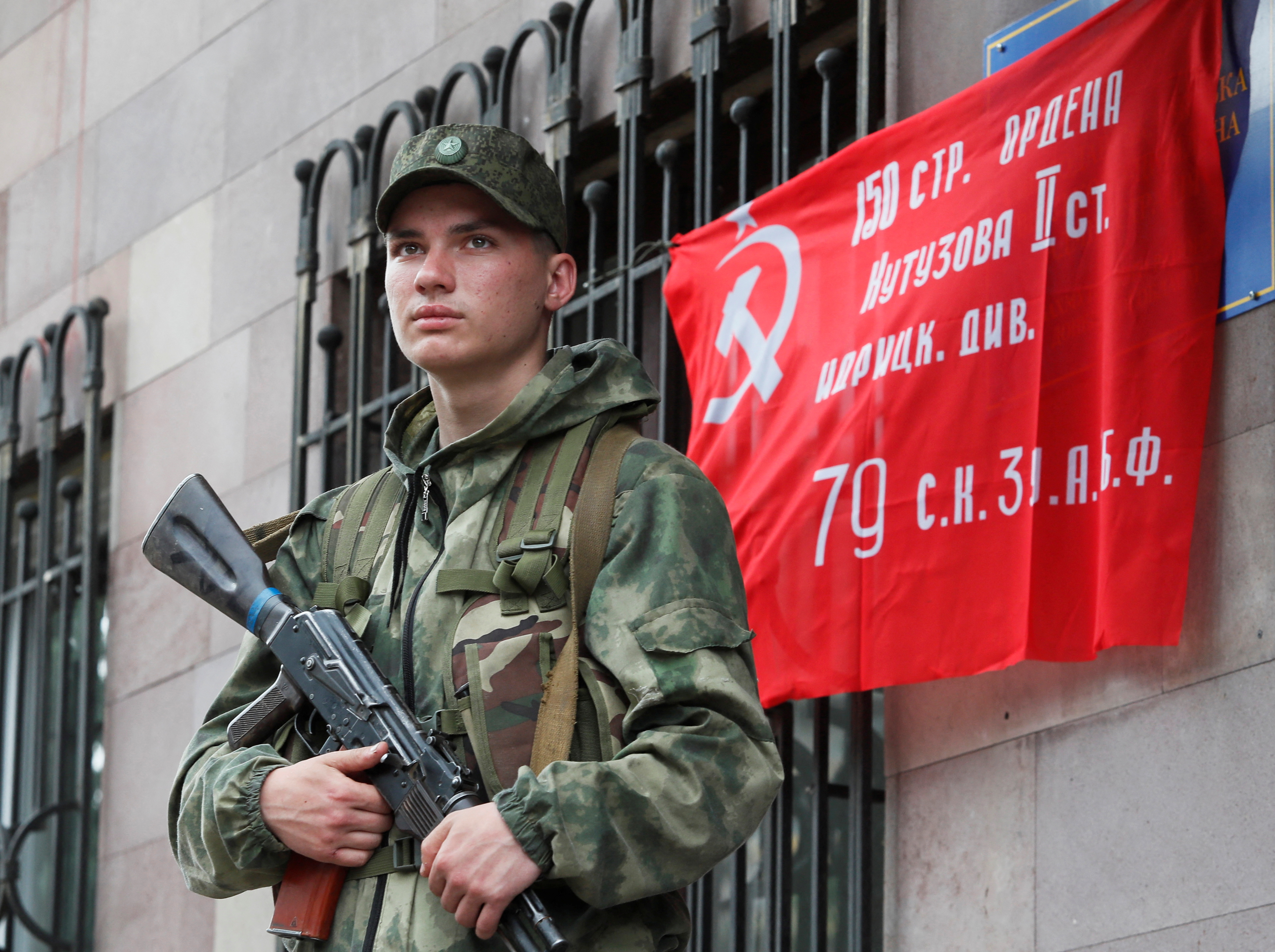 Un soldado ruso monta guardia frente al edificio de la administración civil-militar en la ciudad de Svitlodarsk, en la región de Donetsk (REUTERS/Alexander Ermochenko)