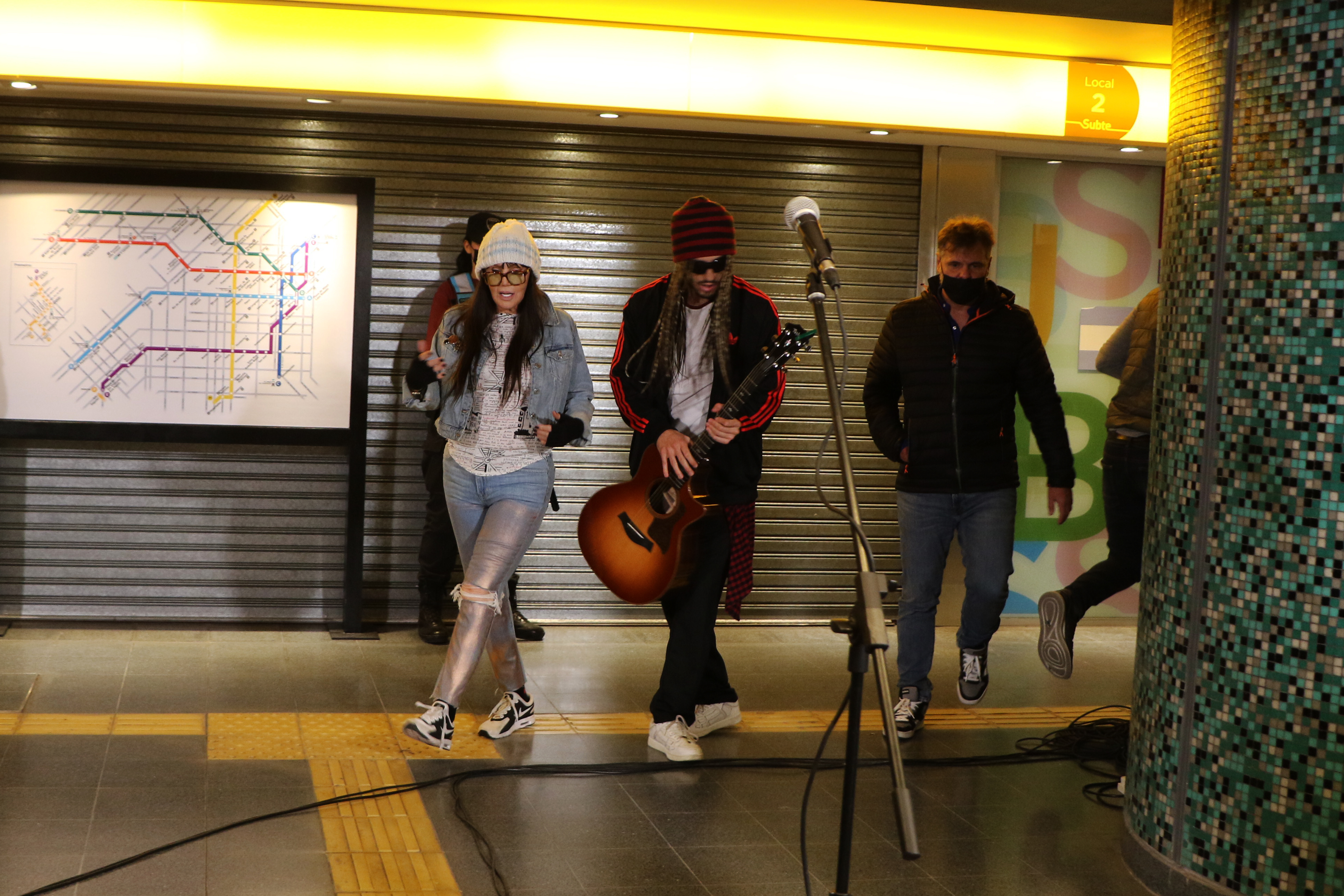 Susana Giménez dan orang Kolombia itu tiba di stasiun kereta bawah tanah berpura-pura menjadi seniman jalanan