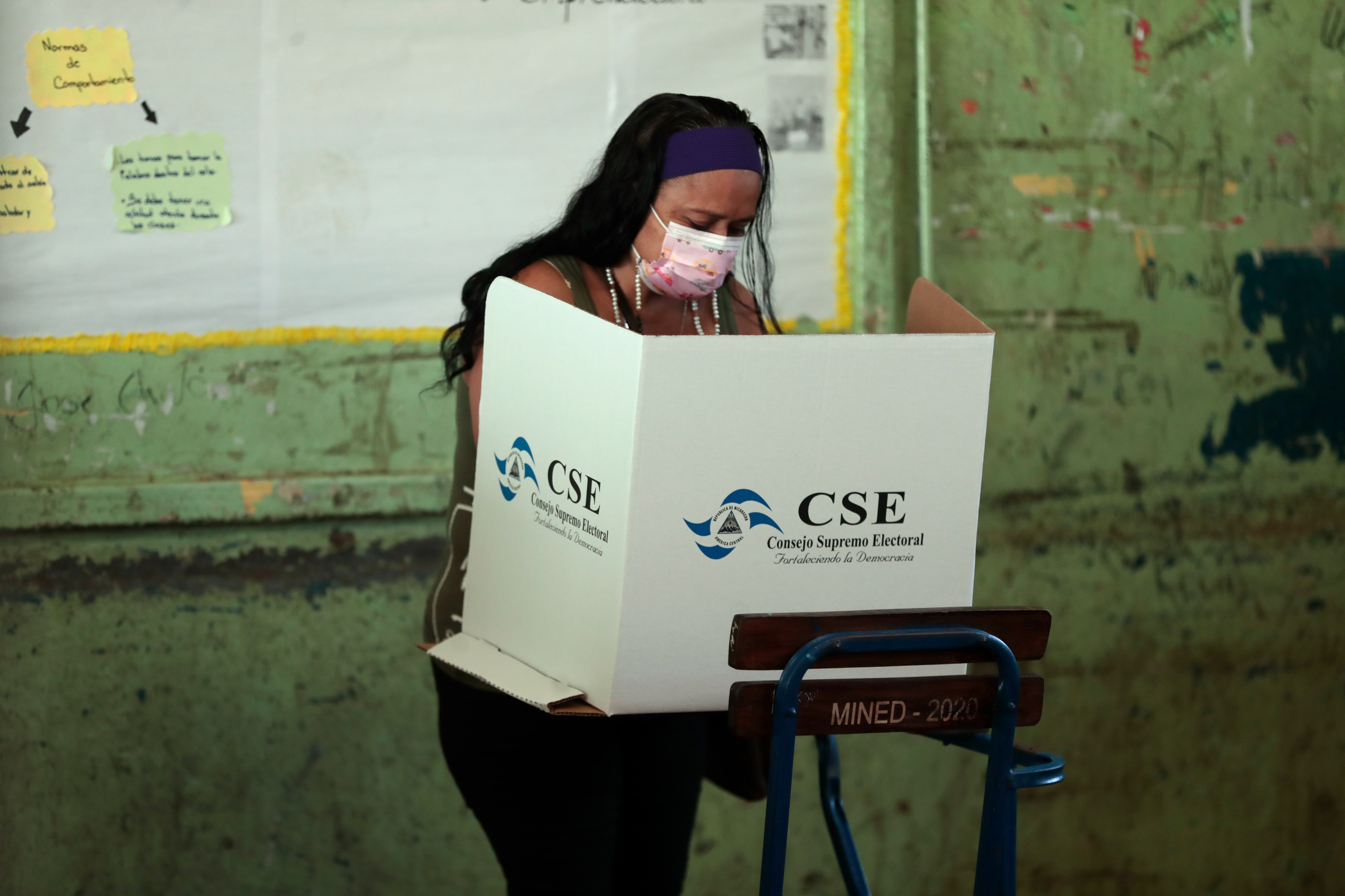 Foto de archivo: una mujer vota en las elecciones presidenciales el 7 de noviembre de 2021 en la Junta Receptora de Esquipula en Managua (EFE/Jorge Torres)