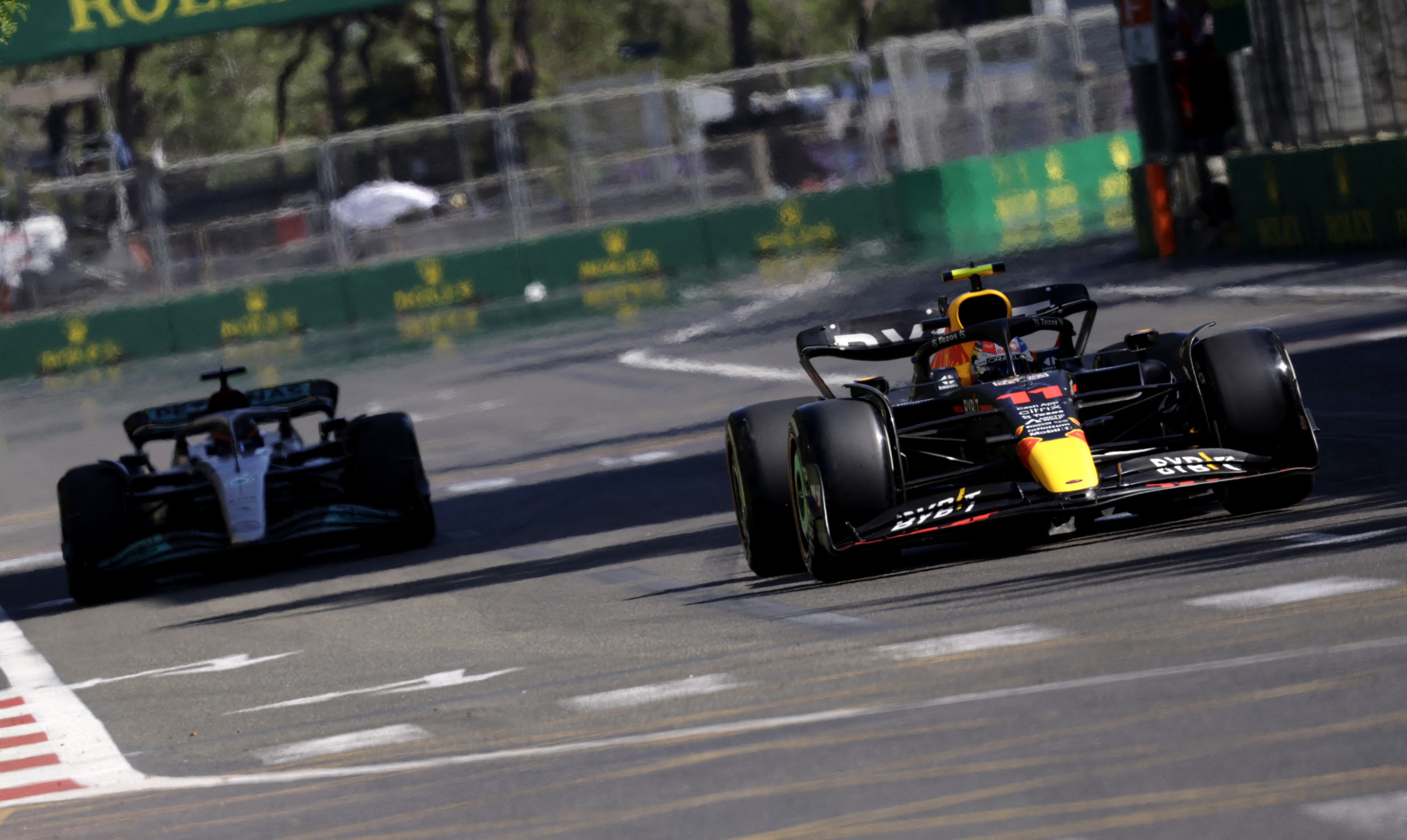 Con la salida de Leclerc, Pérez se posiciona en segundo lugar por delante de George Rusell, Mercedes Benz. (Foto: REUTERS/Leonhard Foeger)