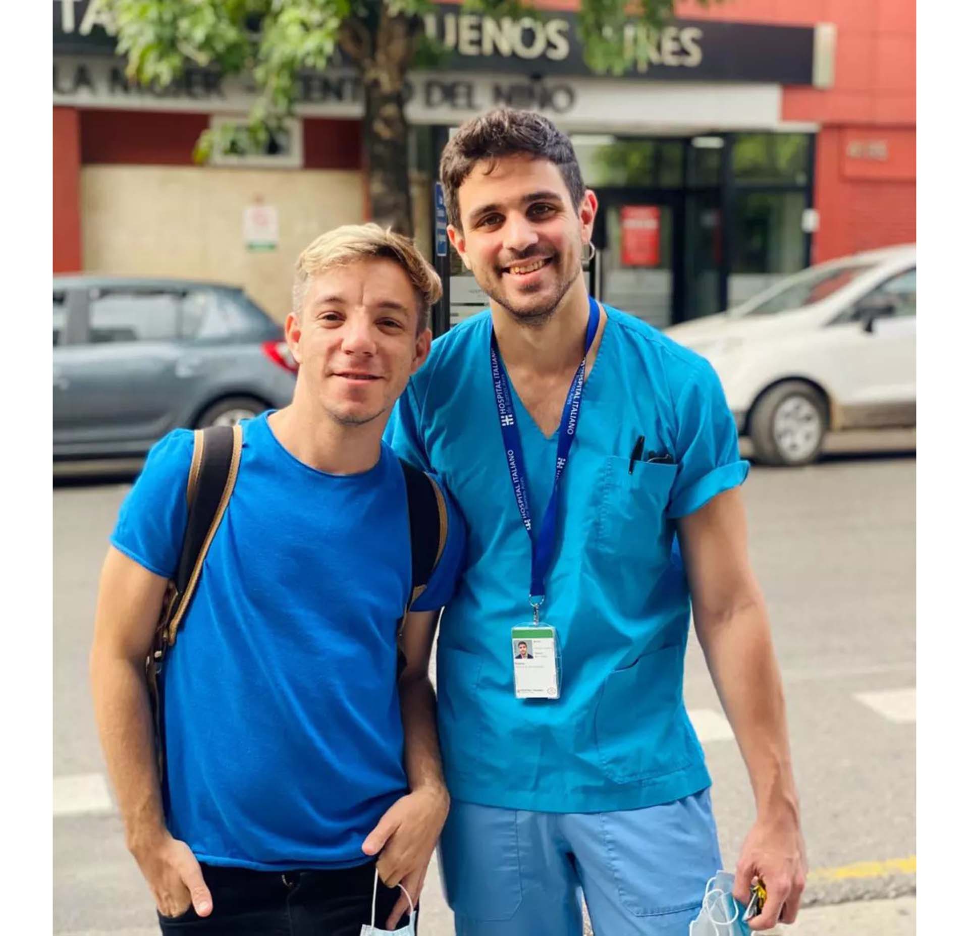Juntos en la puerta del Hospital