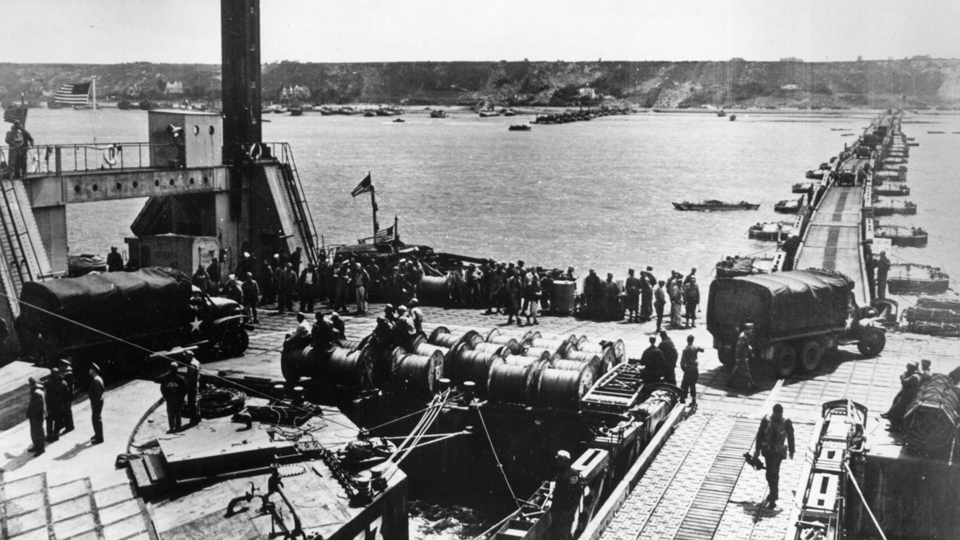 La construcción del puerto Mulberry por las fuerzas aliadas luego del desembarco en Normandía, donde empezó la campaña de liberación de Francia y el debilitamiento de la presencia nazi en la Europa occidental (Three Lions/Getty Images)