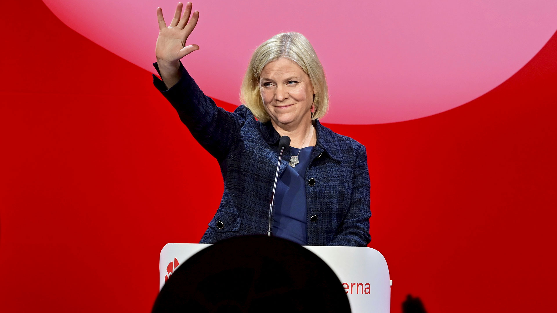 La primera ministra de Suecia y líder del Partido Socialdemócrata, Magdalena Andersson, pronuncia un discurso en la vigilia electoral del Partido Socialdemócrata en el Centro de Conferencias Waterfront en Estocolmo, Suecia, el domingo 11 de septiembre de 2022 por la noche. (Jonas Ekströmer/Agencia de noticias TT vía AP) 