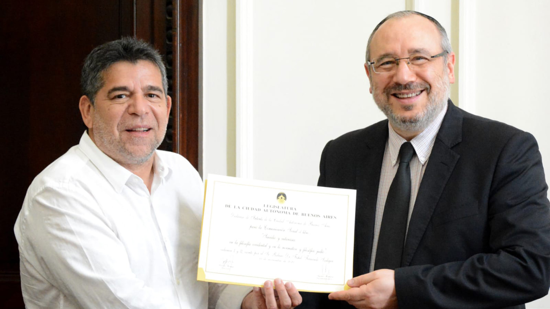 El rabino Szlajen es distinguido por el diputado de la Ciudad Claudio Romero