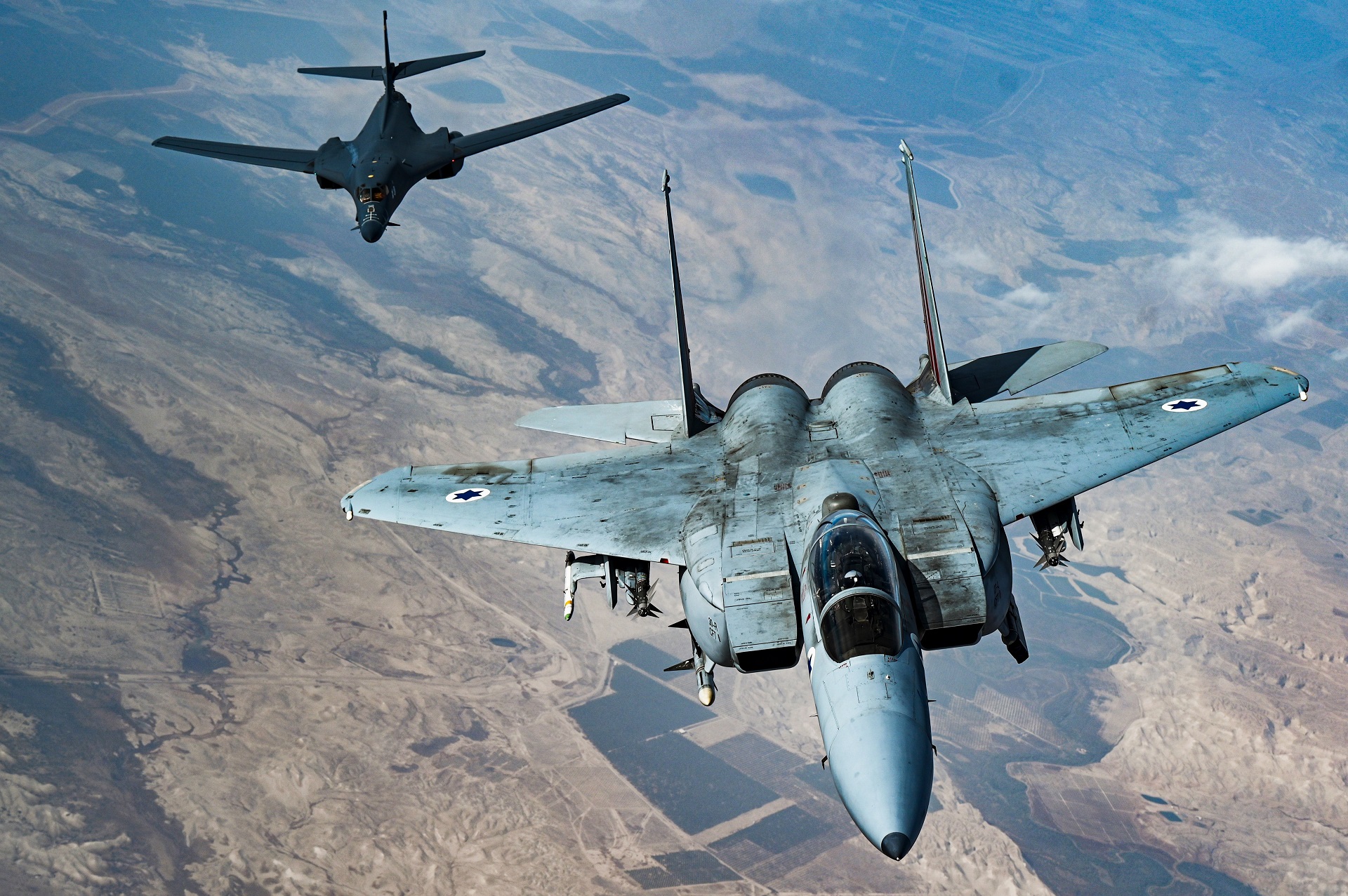 Un avión israelí F-15 Strike Eagle vuela en formación con el bombardero estadounidense B-1B Lancer sobre el espacio aéreo israelí (AP)