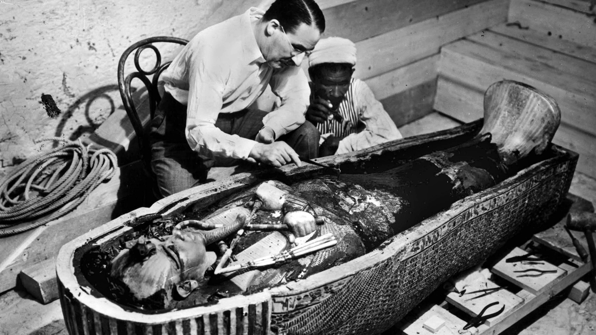 Howard Carter junto a uno de sus múltiples asistentes egipcios examina la momia de Tutankamón (Getty Images)