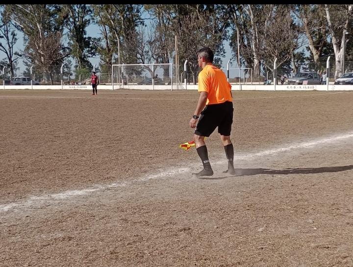 El Noble Gesto De Un Juez De Línea Con Un Jugador De Inferiores Le Prestó Sus Botines Y Dirigió 5753