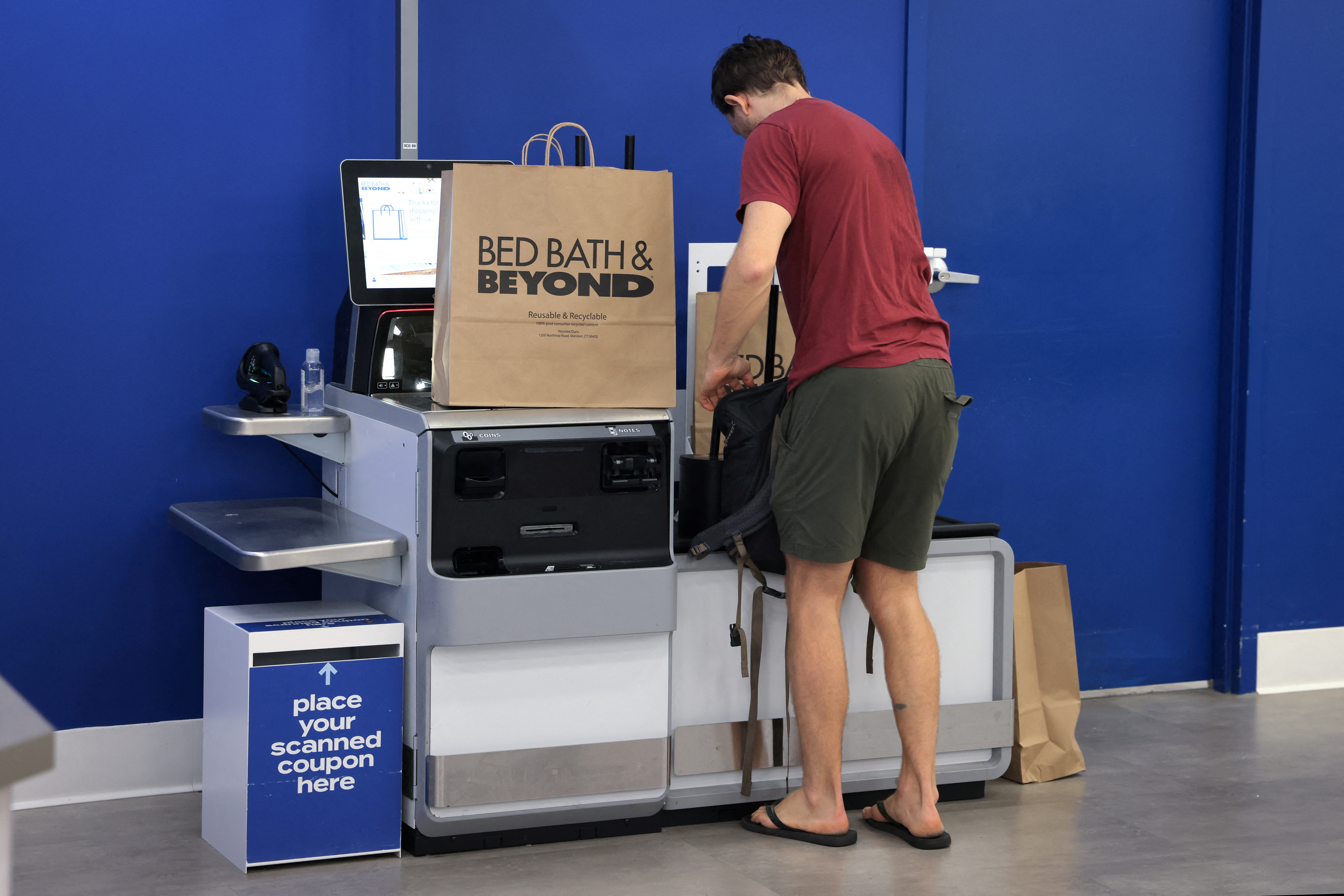 Una persona compra en una tienda Bed Bath & Beyond en Manhattan, Nueva York, Estados Unidos, 29 de junio de 2022. REUTERS/Andrew Kelly