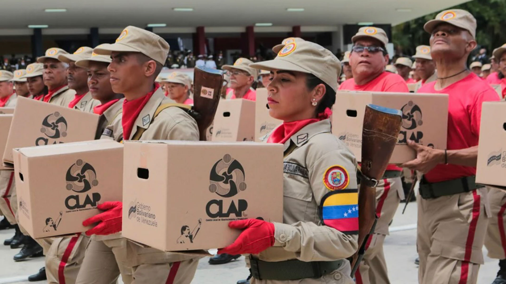 La Milicia como parte de la Fuerza Armada posando con una caja de alimentos