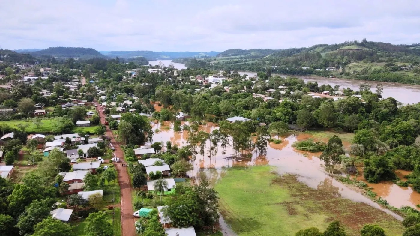 La crecida del Paraná complicó los accesos en Misiones y puso en riesgo al ganado en Corrientes: "Hay productores que están con el agua encima"