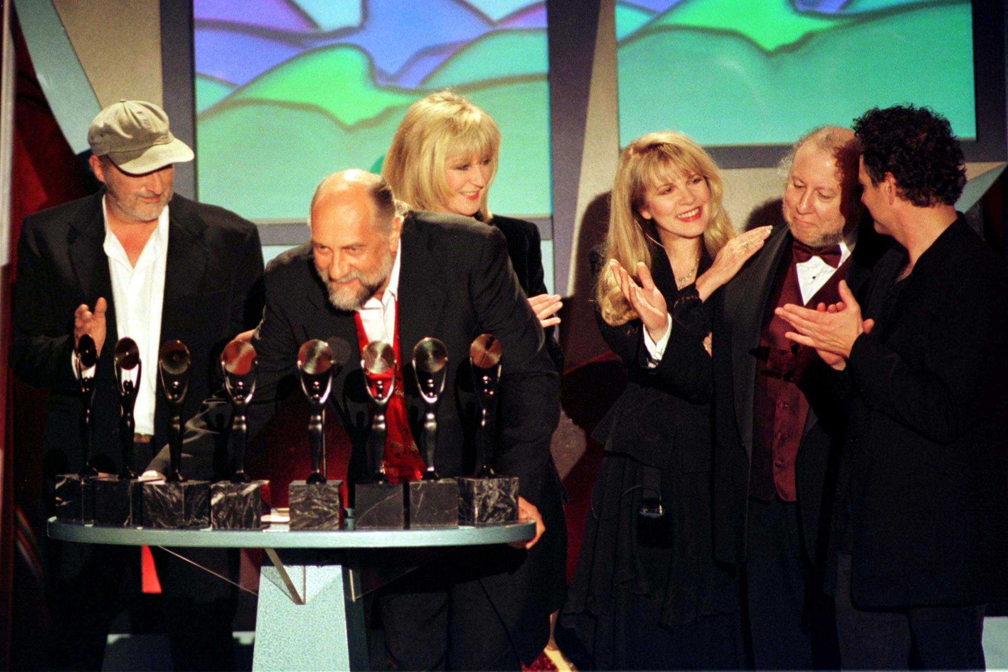 Los miembros de la banda Fleetwood Mac en Nueva York en 1998 tras ser admitidos en el Salón de la Fama del Rock and Roll. De izquierda a derecha, John McVie, Mick Fleetwood, Christine McVie, Stevie Nicks, Peter Green y Lindsey Buckingham