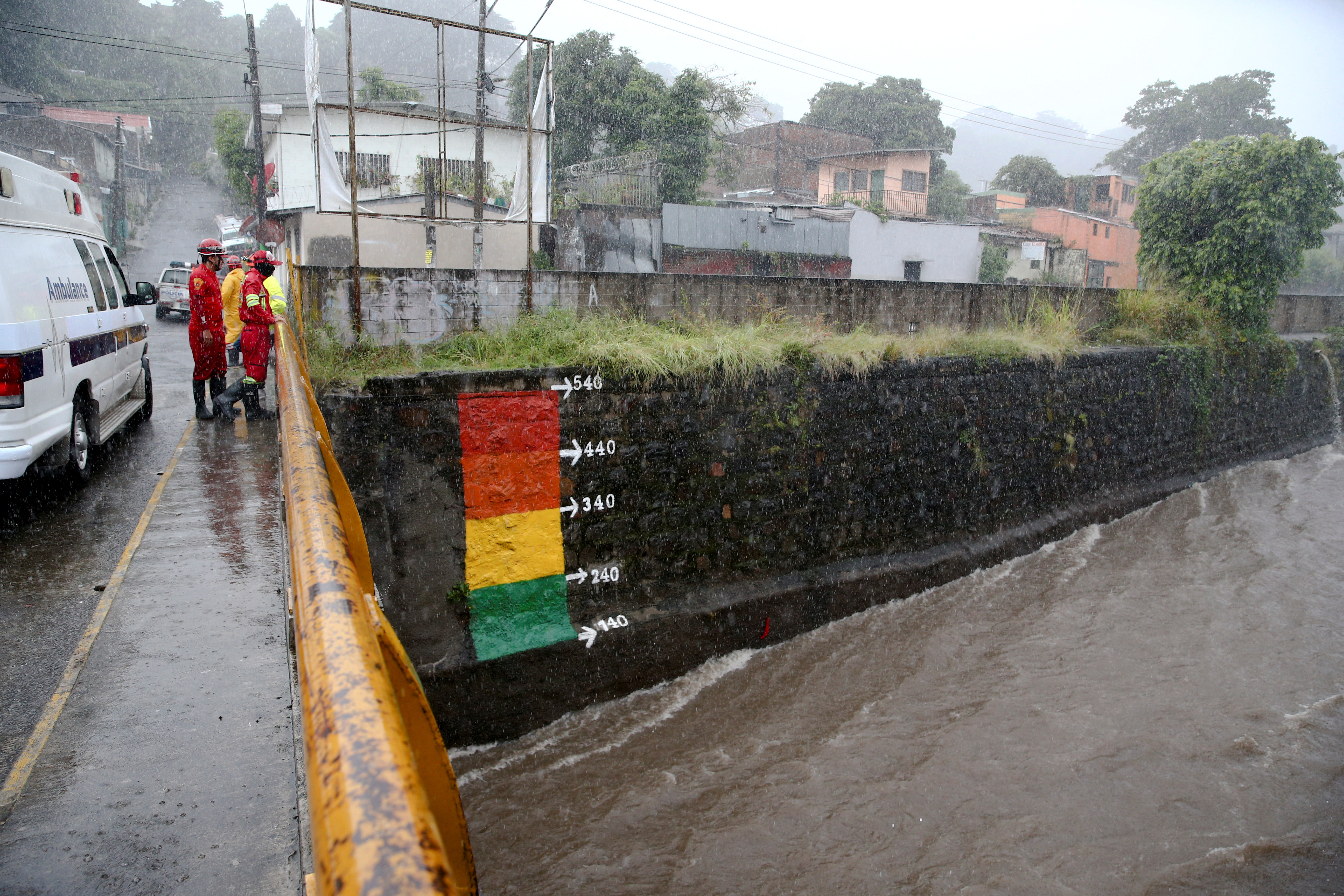 Rescatistas observan el nivel de un río en San Salvador (REUTERS/Jose Cabezas)