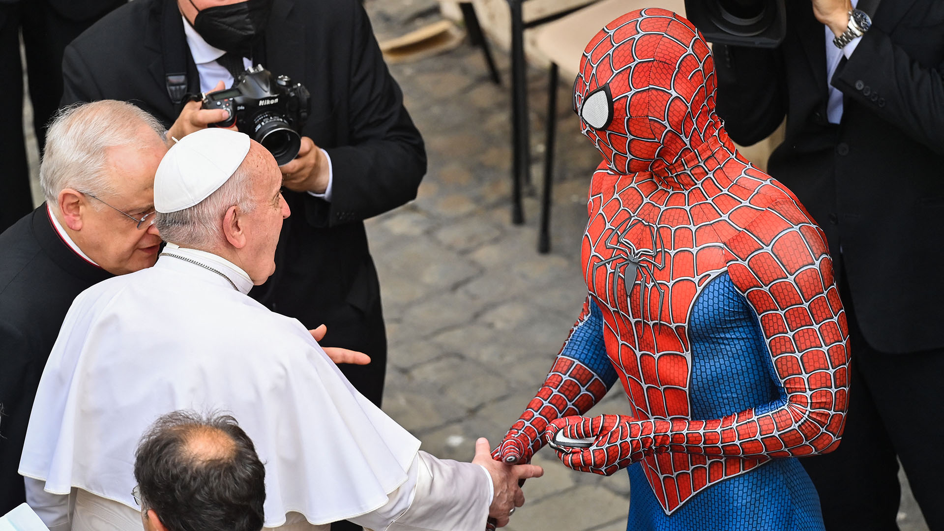 El papa Francisco recibió la visita inesperada de Spiderman - Infobae