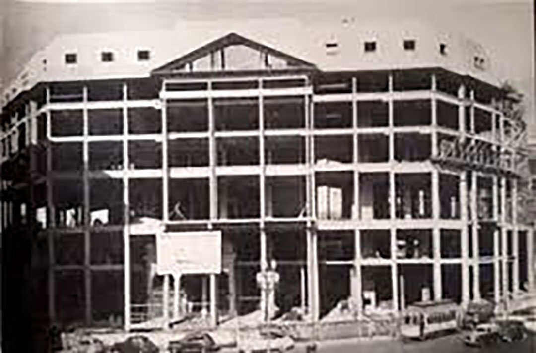 En la década del '40 se comenzó a construir la sede del Banco Hipotecario. En su interior se puede ver como se conservó la fachada y parte del viejo Congreso Nacional