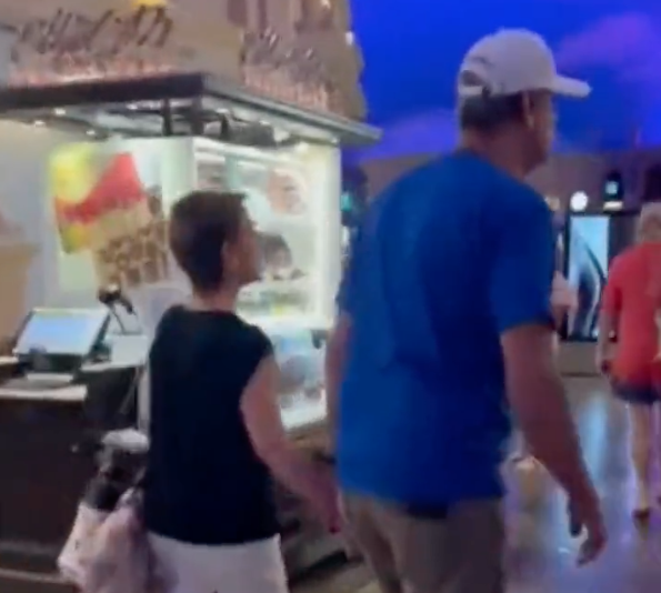 Grabaron a Vicente Fox con Martha Sahagún paseando en un centro comercial de Las Vegas (Captura de pantalla de Twitter)
