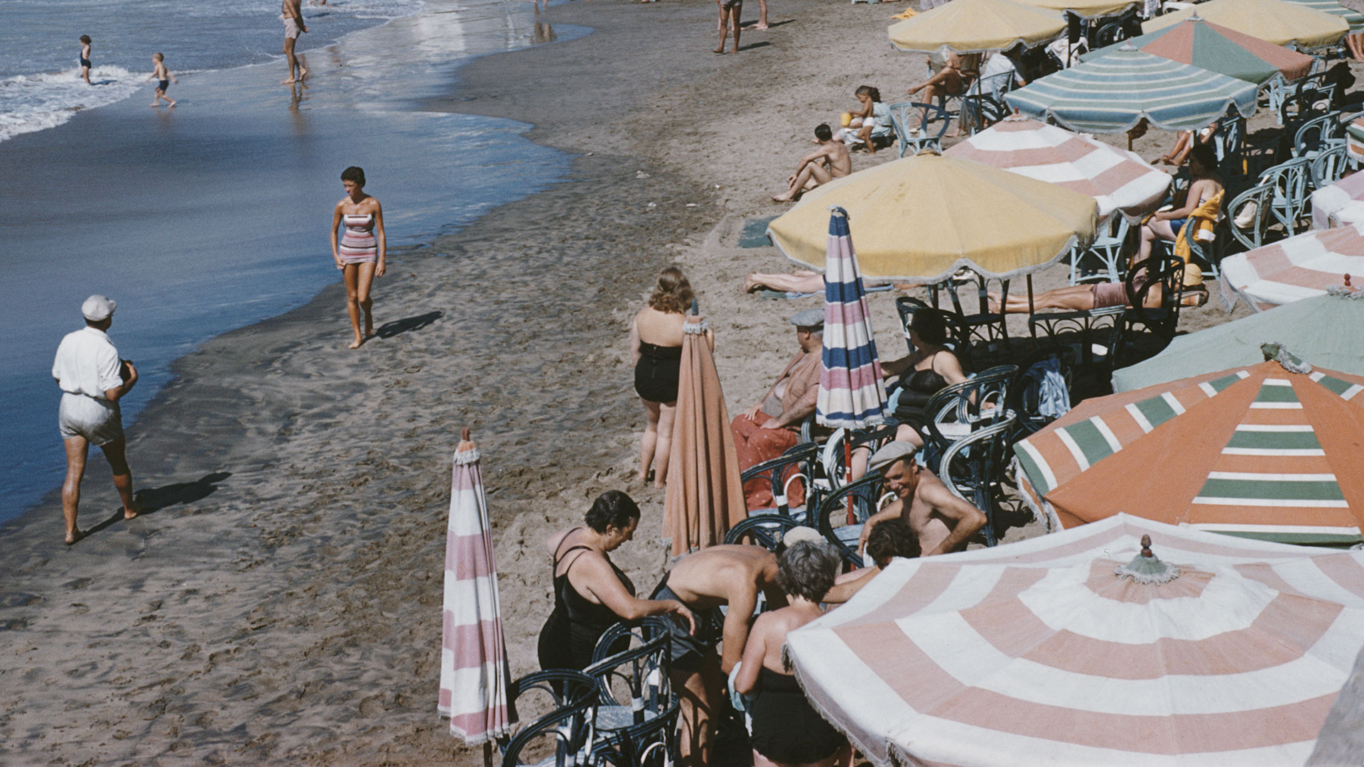 Mar del Plata, Buenos Aires, Argentina, en 1958. Las playas inundadas de sillas de mimbre (Archive Photos/Getty Images)