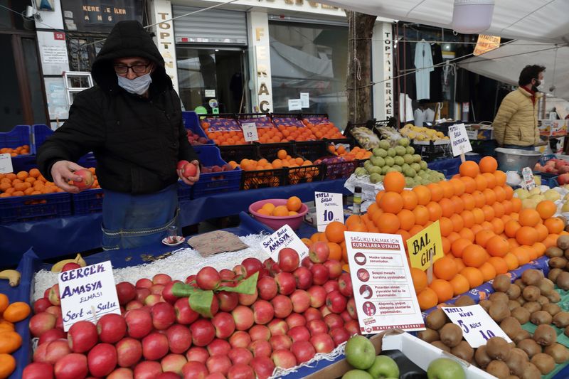 Vendedor de alimentos en un mercado en el distrito de Fatih, en Estambul. Archivo