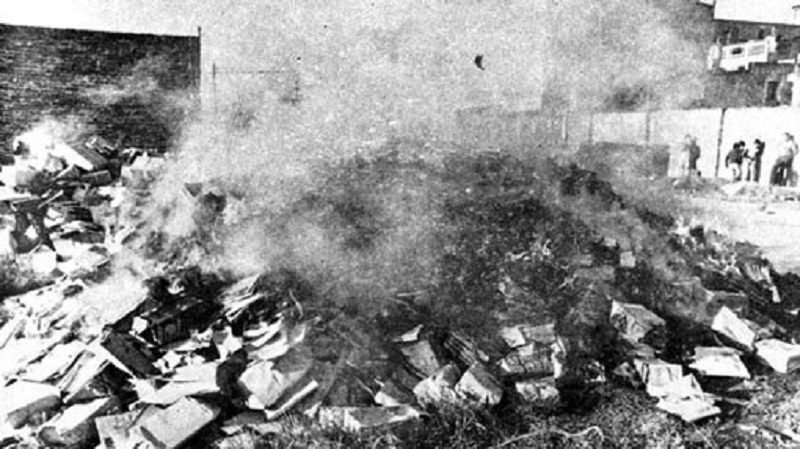 Las quemas de libros se volvieron política de Estado en el marco de las ordenanzas contra la cultura emitidas por la junta militar.