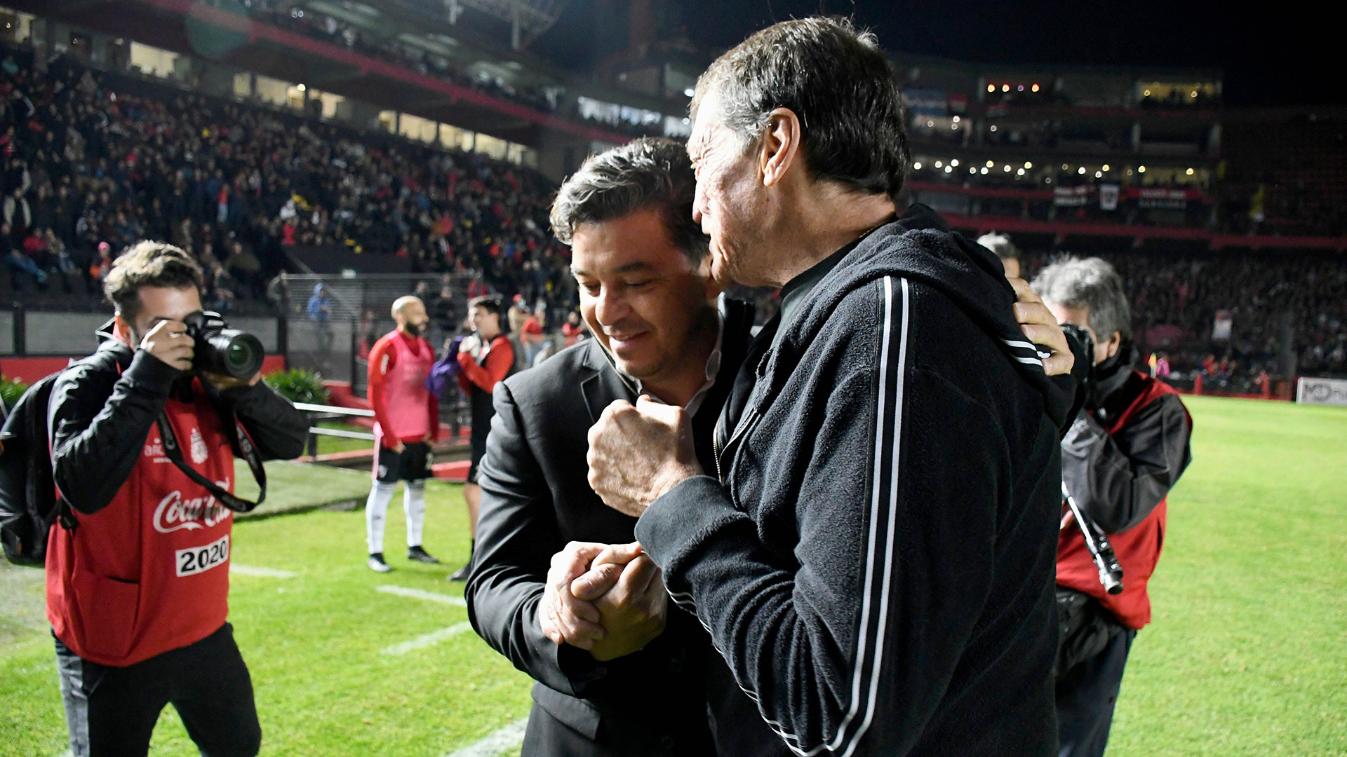 El saludo entre Falcioni y Gallardo en la fecha 3 de la Liga Profesional de Fútbol (@fotobairesarg)