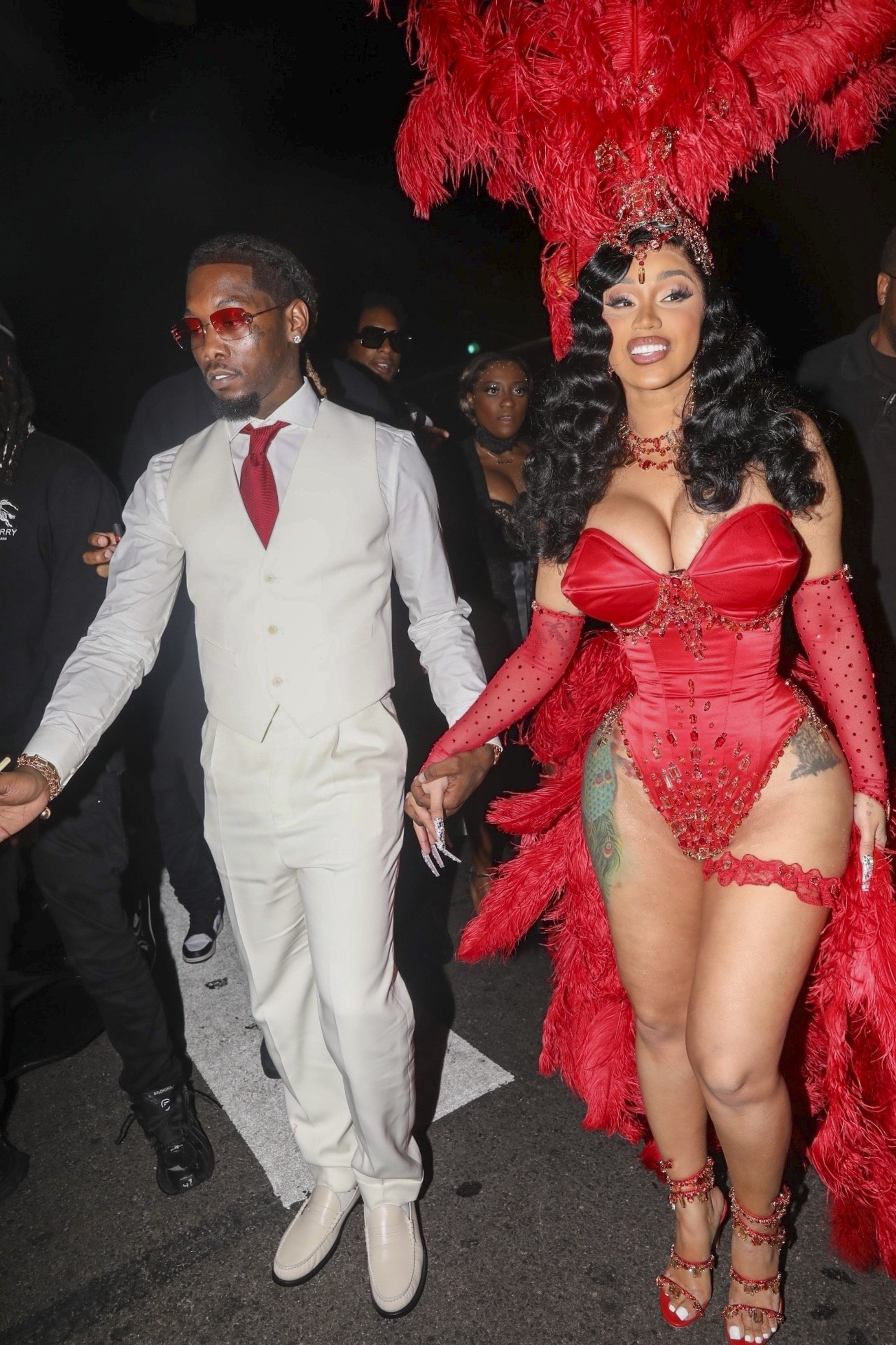 Cardi B desplegó toda su sensualiad al llegar junto a Offset a su fiesta de cumpleaños con temática Hotel Burlesque en Los Ángeles