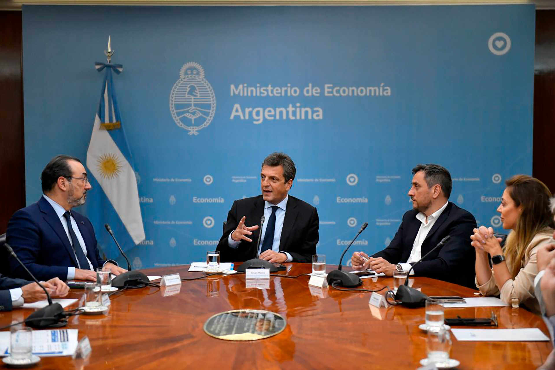 Massa con el titular de la CAF, Sergio Díaz Granados, frente a quien se ve a la secretaria de Energía, Flavia Royón