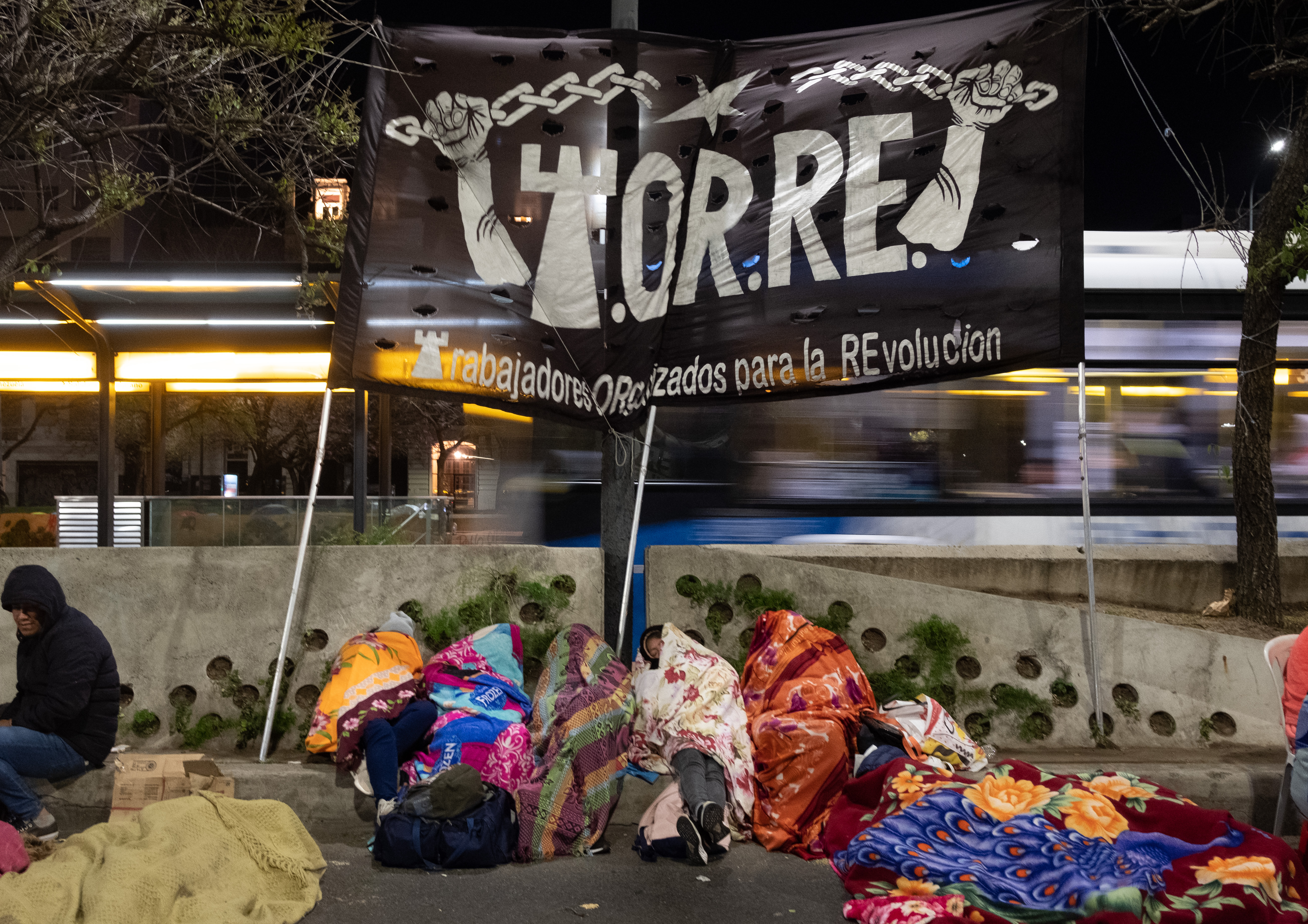 Un grupo de miembros de Trabajadores ORganizados para la REvolucion sostiene una bandera