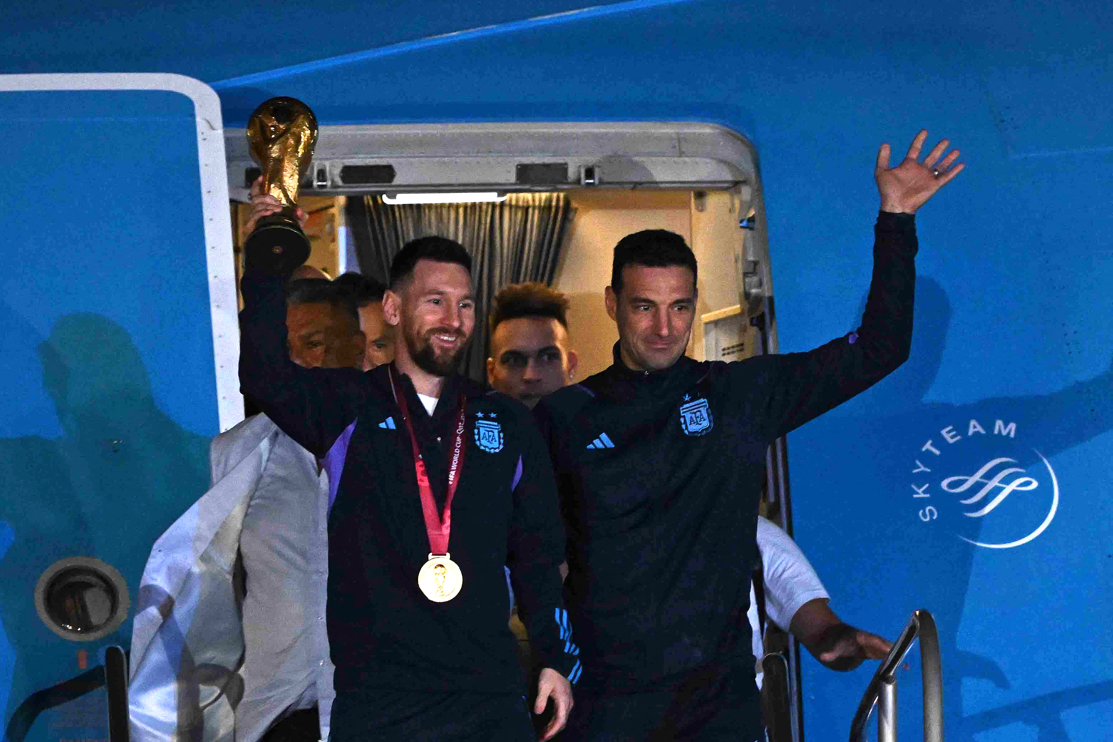 La llegada al país con la Copa del Mundo: Messi, el capitán, y Scaloni, el entrenador (Photo by Luis ROBAYO / AFP)