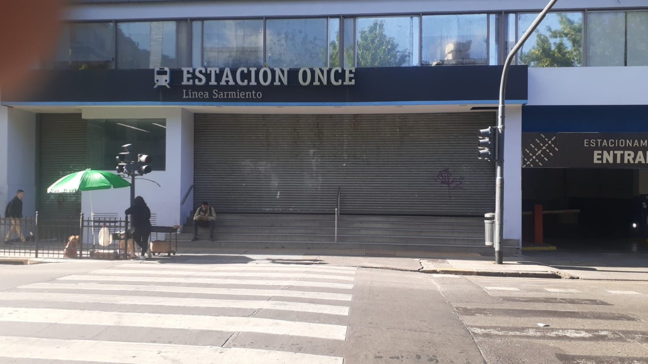 La estación de Once con las persianas bajas por el paro