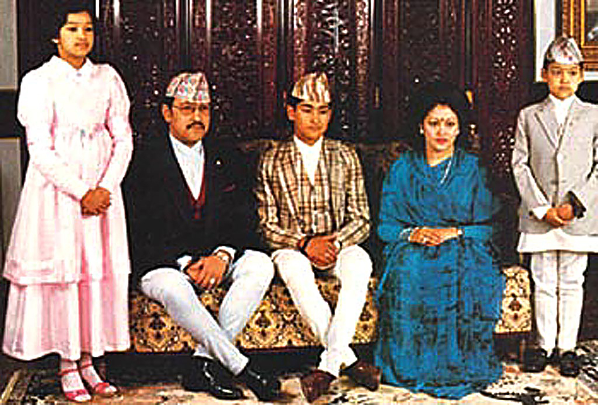 La familia real de Nepal en tiempos menos trágicos. Todos los que están en la imagen -los reyes, Dipendra y sus hermanos- murieron tras la masacre