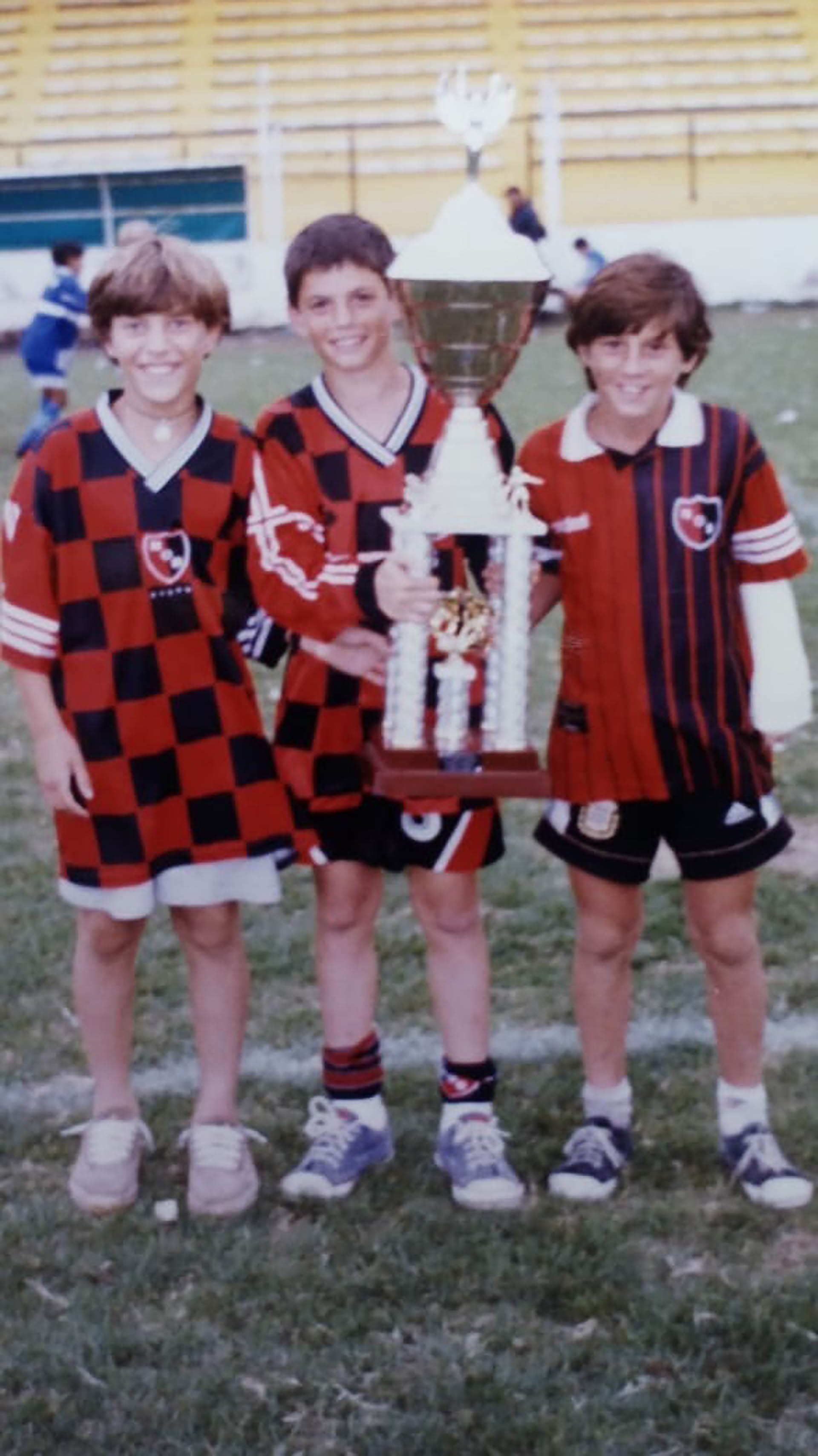 Walter Vittor, Bruno Milanesio (con el trofeo) y Lionel Messi en el Mundialito de Mar del Plata de 1999