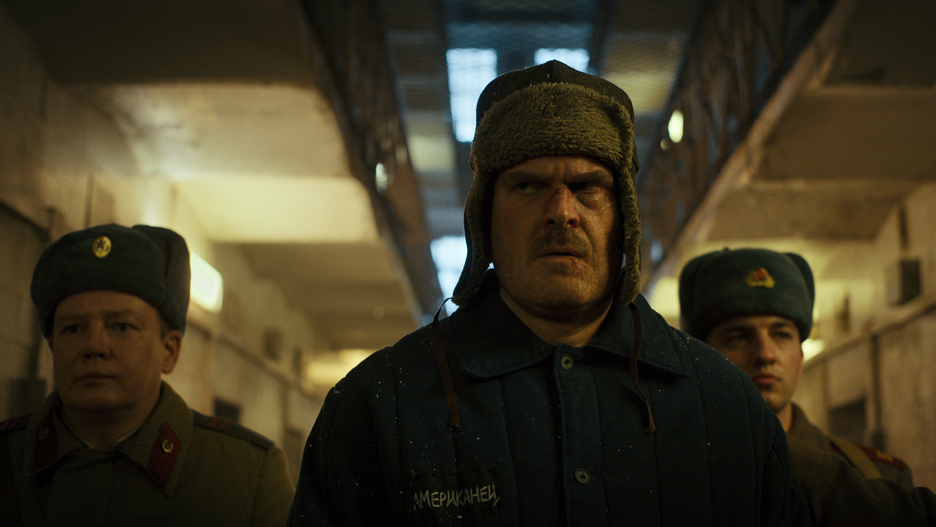 David Harbour como Jim Hopper es víctima del ejército ruso en la serie. (Netflix)