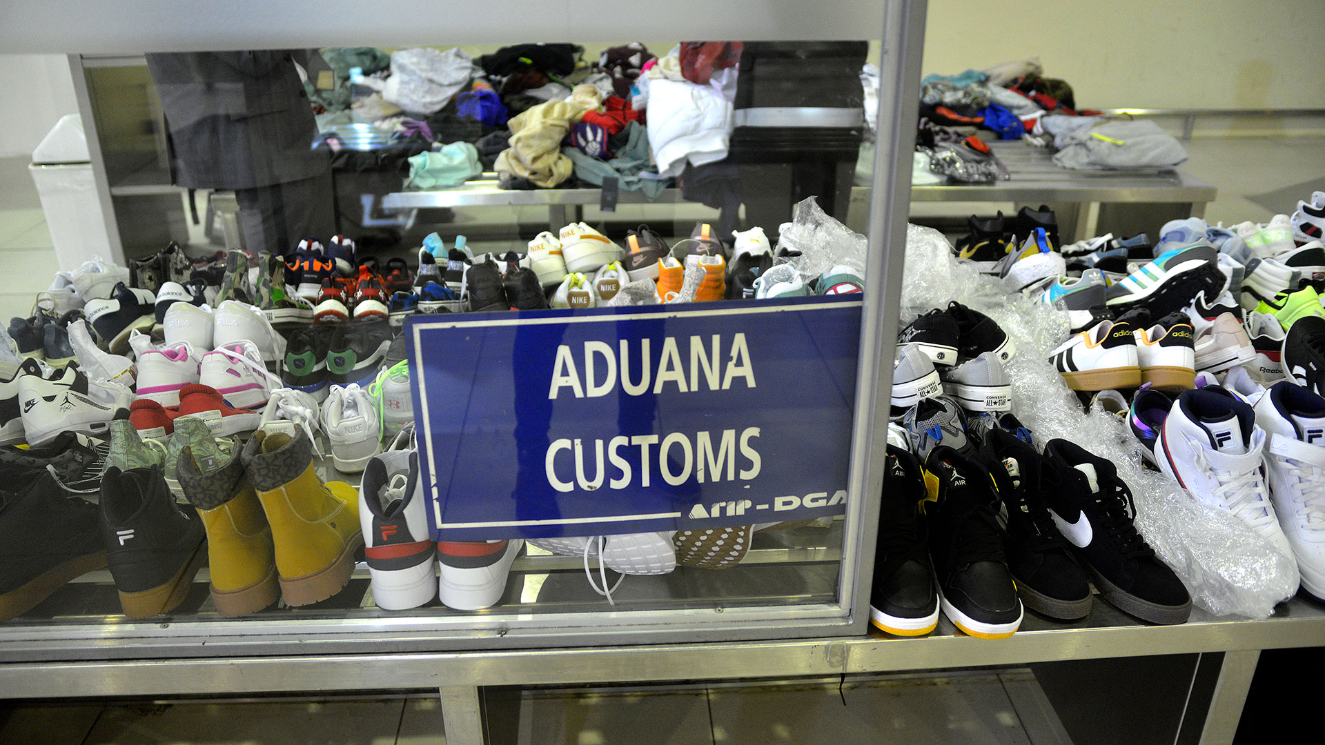 Un hombre intentó ingresar al país 100 pares de zapatillas y 251 prendas de vestir 