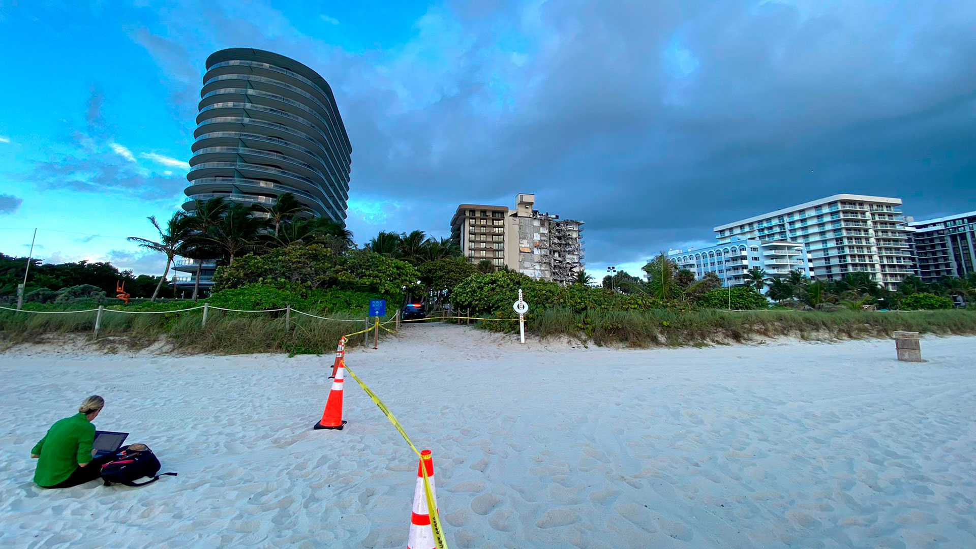 Hasta el momento solo se reportó una mujer muerta como consecuencia del derrumbe del Champlain Towers de Surfside, Miami (Infobae)