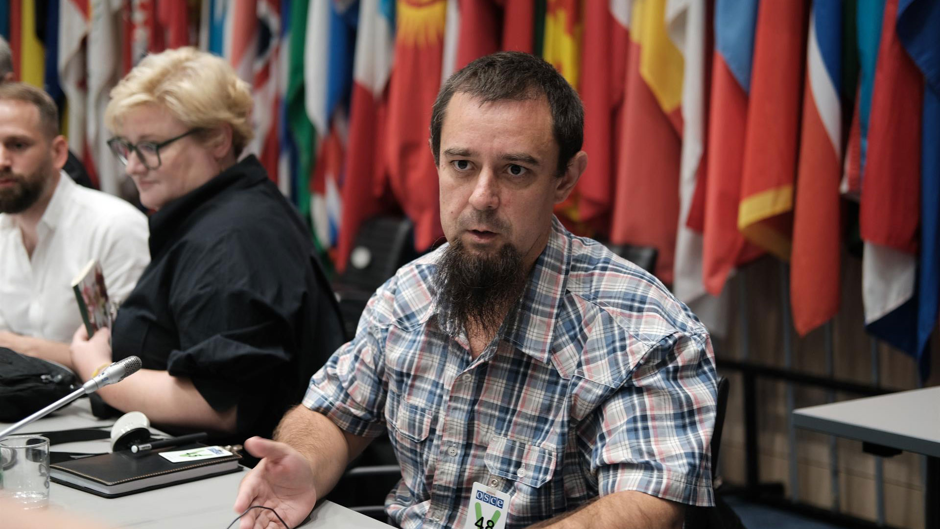  Yurii Berezovski, un profesor de música de la localidad de Starobilsk, una zona de Lugansk ocupada por Rusia desde marzo, describe su experiencia en un campo de filtración ruso d urante un evento en la sede de la Organización para la seguridad y la Cooperación en Europa (OSCE) en Viena (Austria). EFE/ Luis Lidón