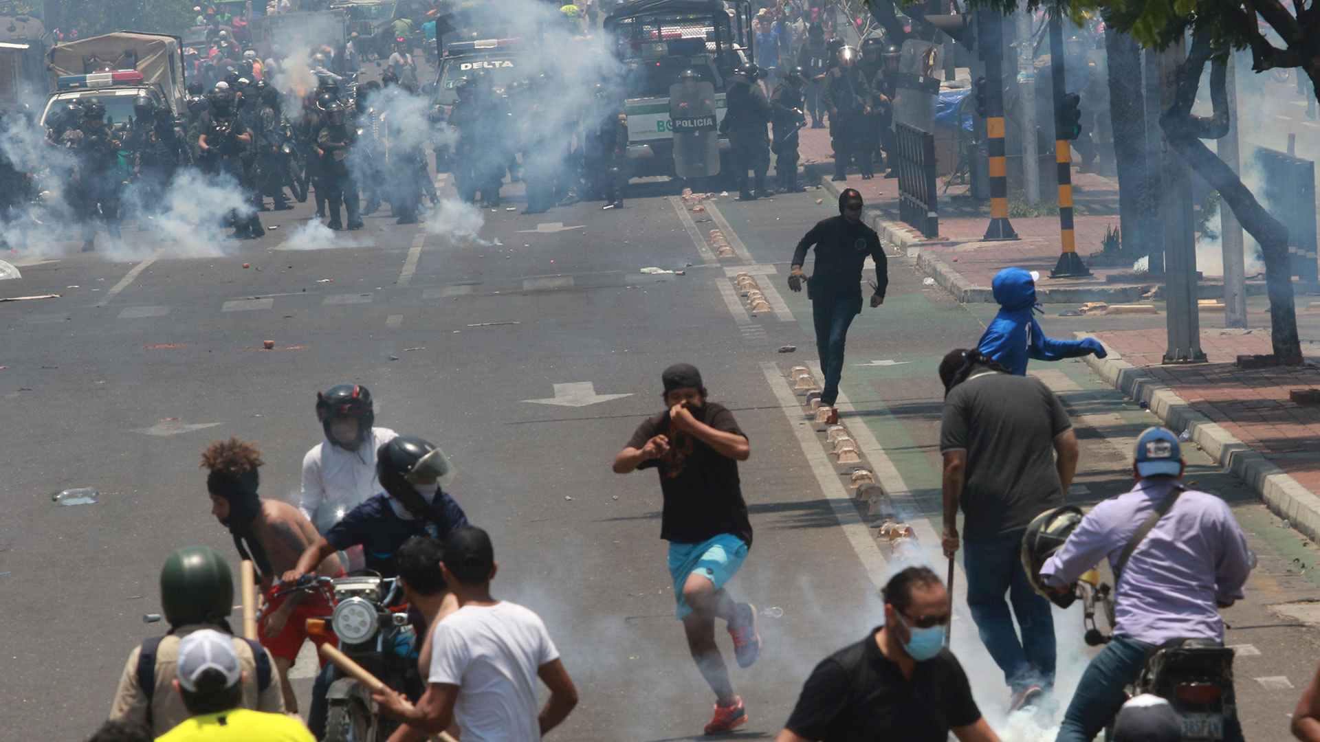 La policía lanza gases lacrimógenos para dispersar a los manifestantes durante una protesta para exigir un censo en 2023, en Santa Cruz, Bolivia, el viernes 11 de noviembre de 2022. (AP Foto/Ipa Ibáñez)