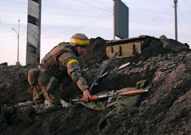Un militar ucraniano sostiene un lanzador de granadas propulsadas por cohetes (RPG) en posiciones de combate a las afueras de la ciudad de Járkov (REUTERS/Maksim Levin)
