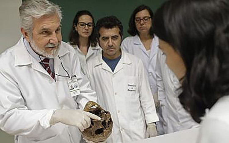 El Doctor Muniz muestra la calavera de Josef Mengele en la Universidad de San Pablo el 7 de diciembre de 2016 (AP)