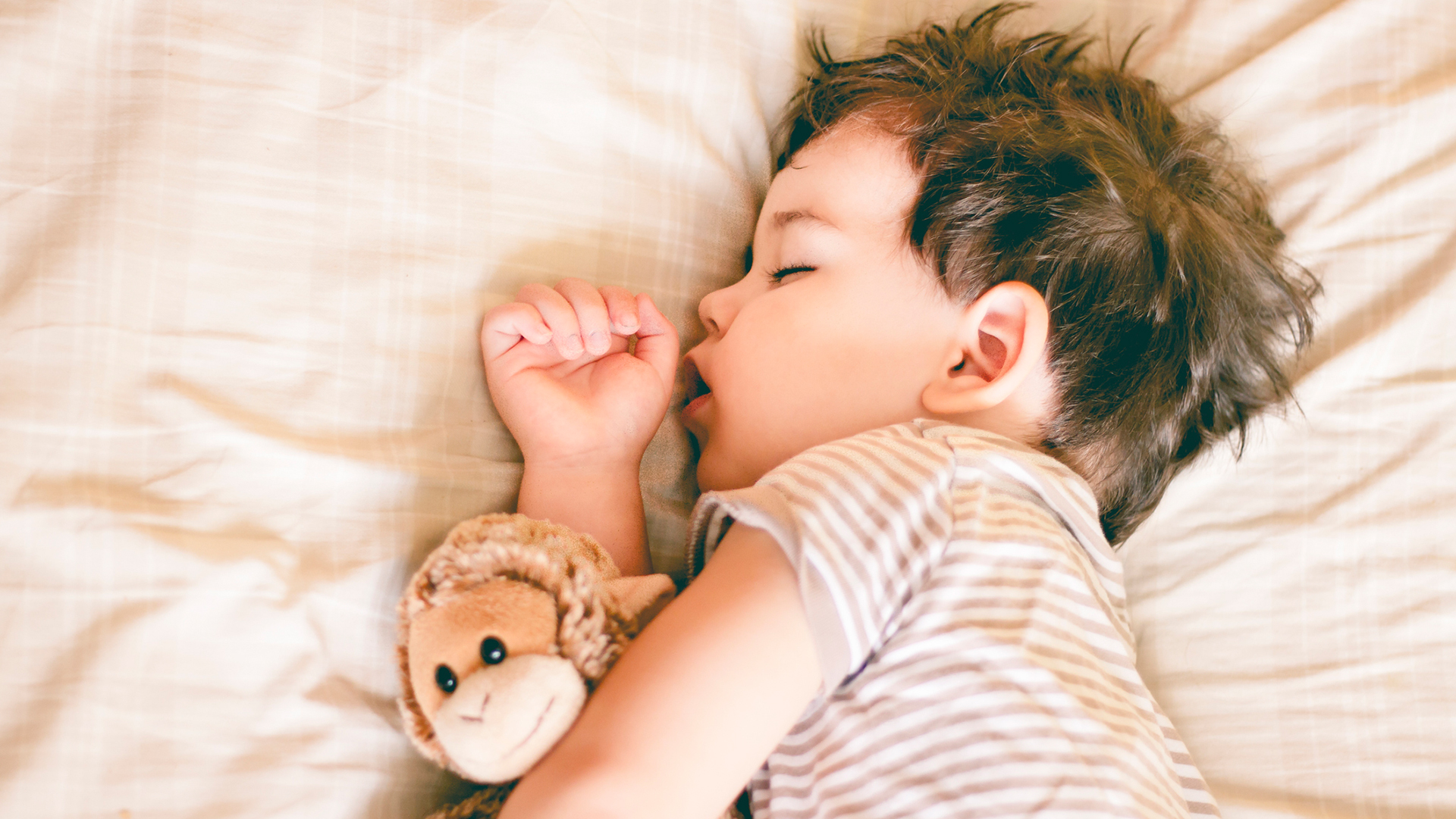 La Academia Estadounidense de Pediatría actualizó en 2022 sus pautas de sueño seguro para los bebés (Getty)
