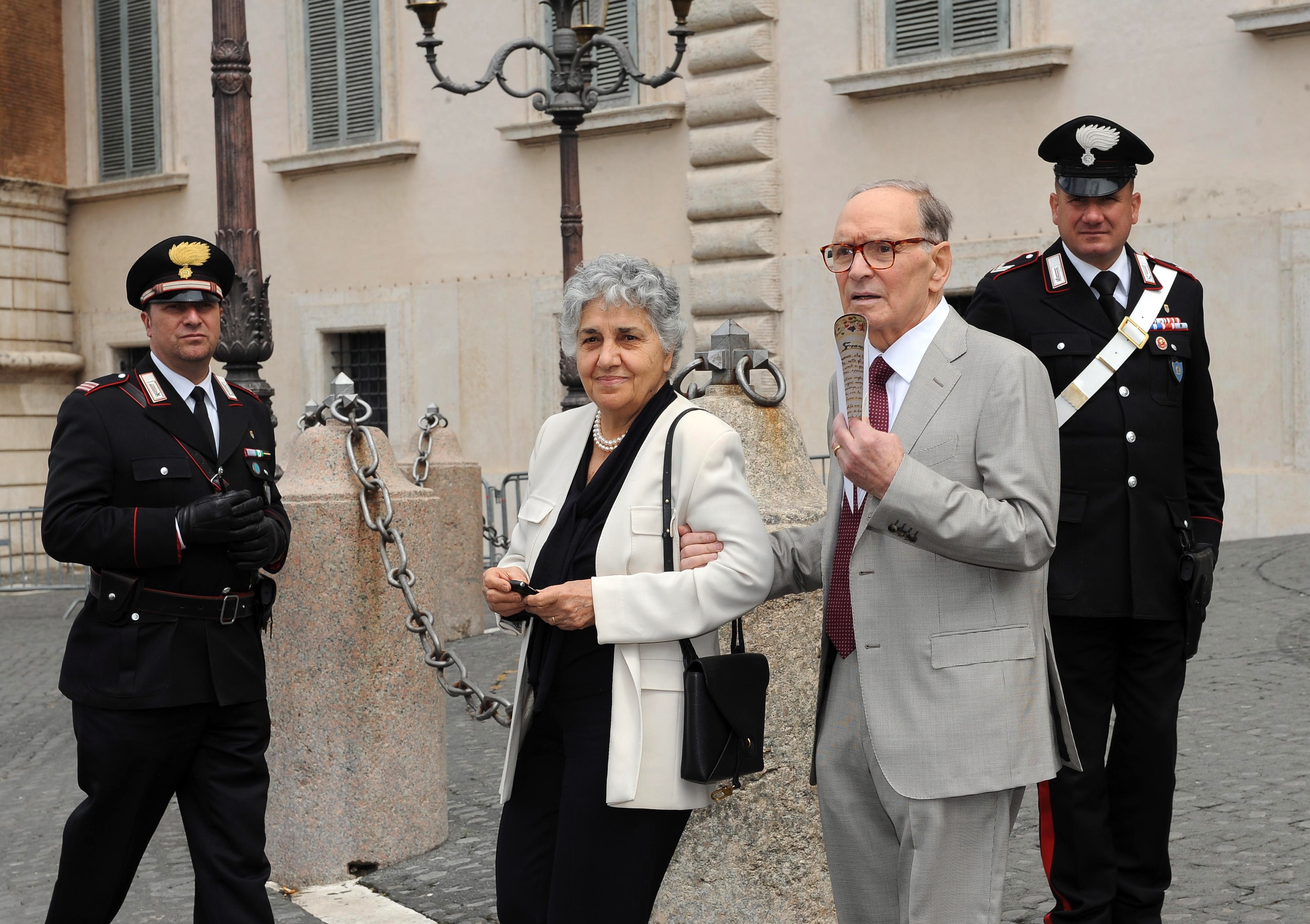 Imagen de archivo de Ennio Morricone (dcha.) y su esposa, Maria Travia (c) en Roma (EFE/ EPA/ ANS/ archivo)
