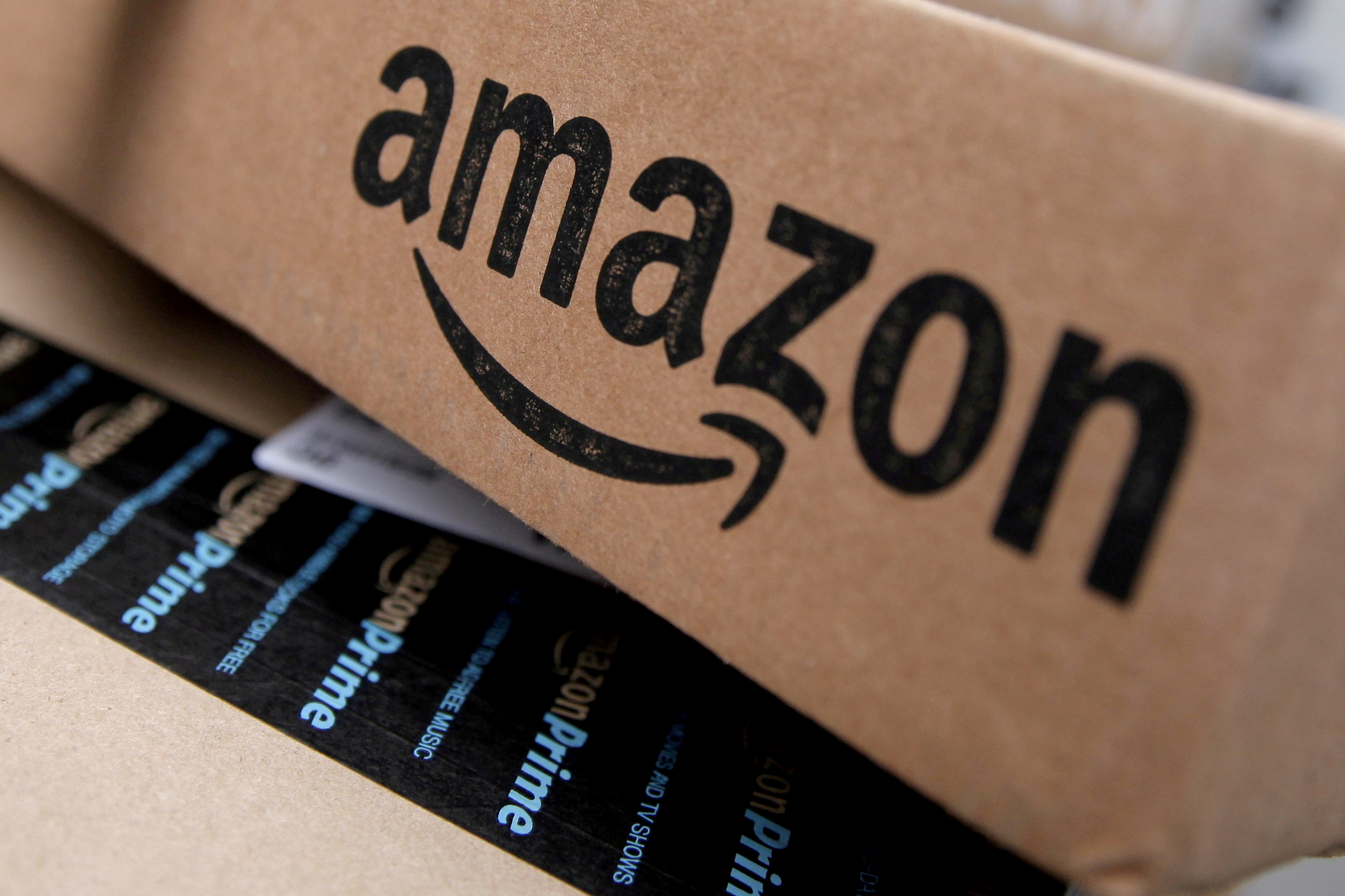 Una imagen de los clásicos paquetes de Amazon (Foto: Reuters)