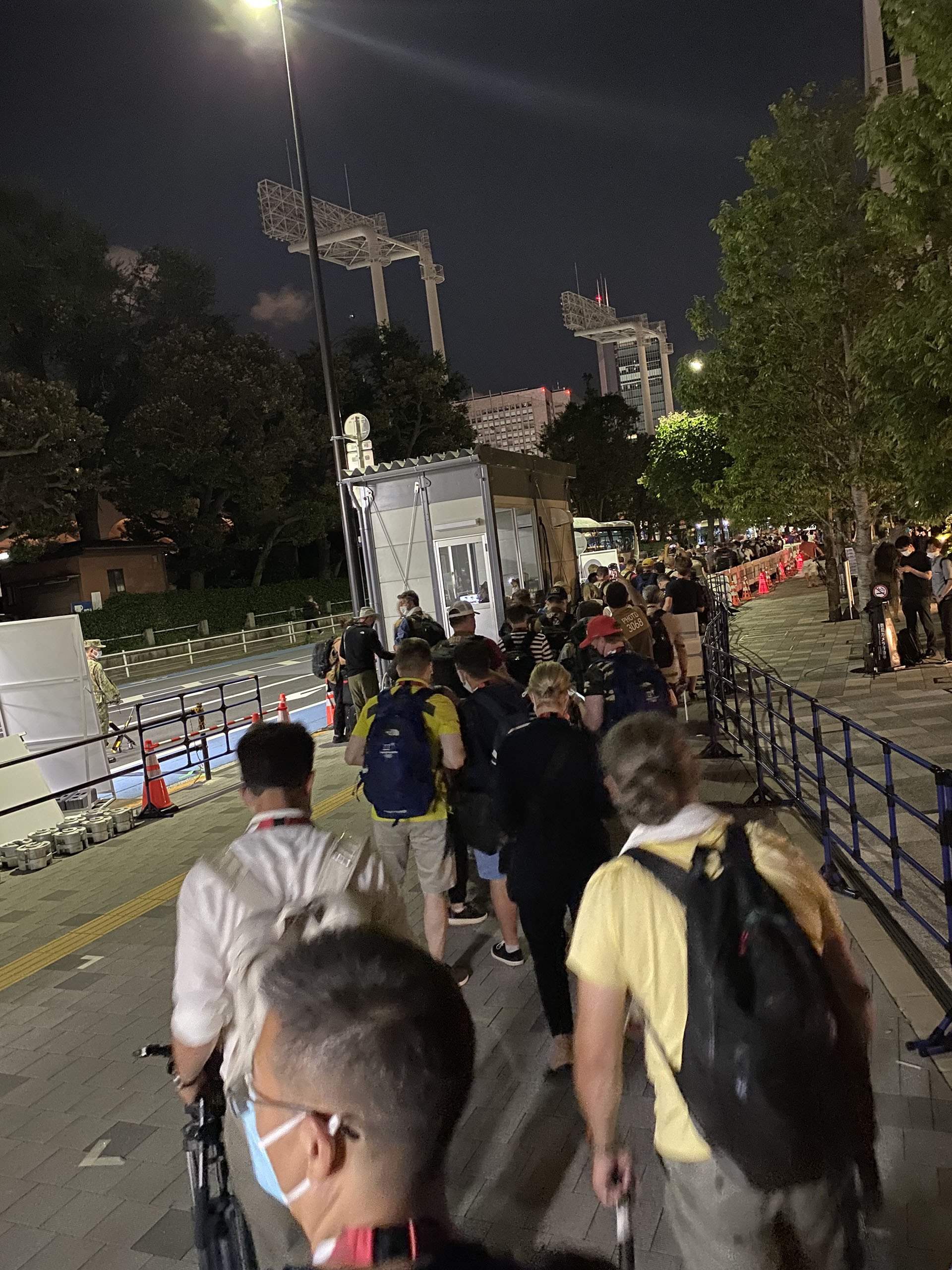 A line of hundreds of meters in the early hours of Saturday morning following the opening ceremony