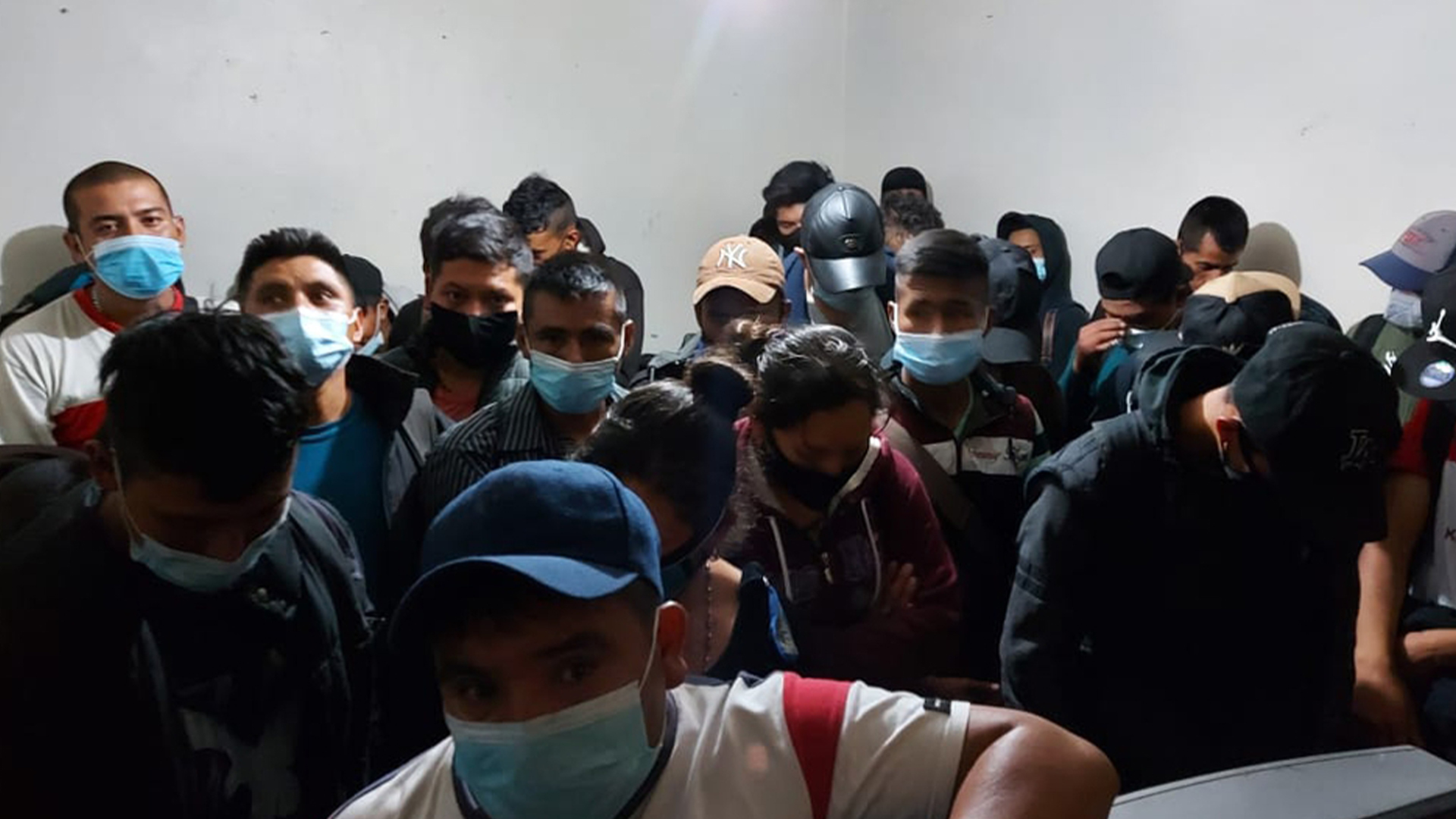 Dormían en el piso y comían una vez al día: 44 migrantes centroamericanos fueron rescatados en Ecatepec